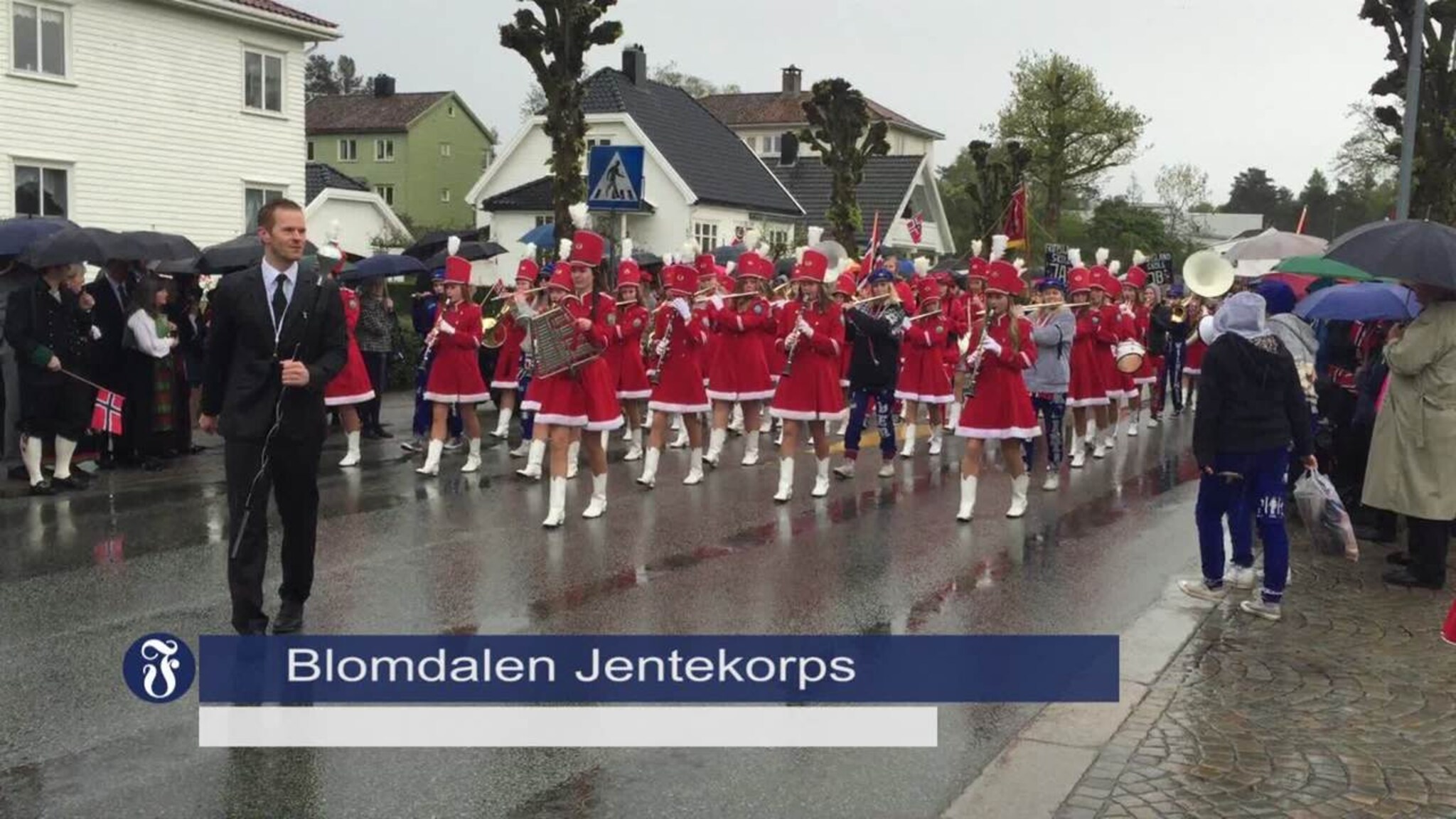 Blomdalen jentekorps i barnetoget