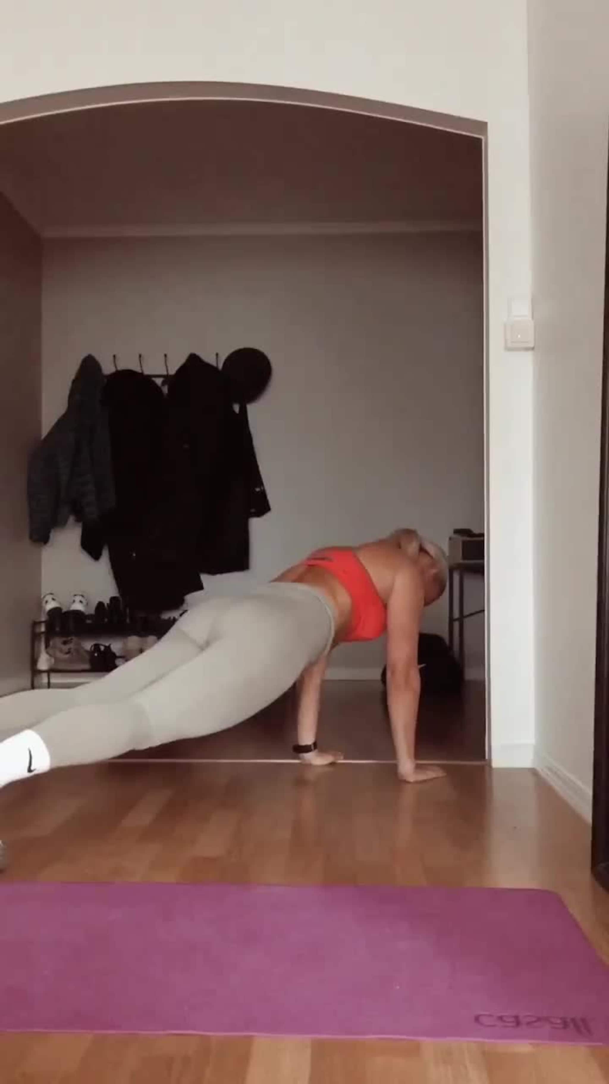 Susanne Herlofsen viser hjemmetrening