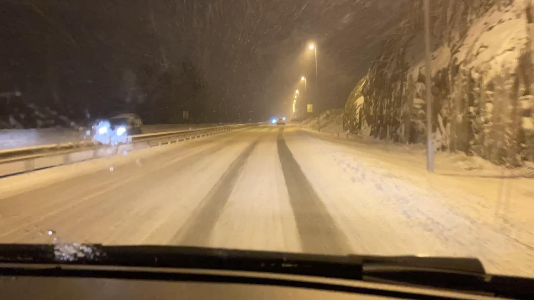 Snøen legger seg på E 39