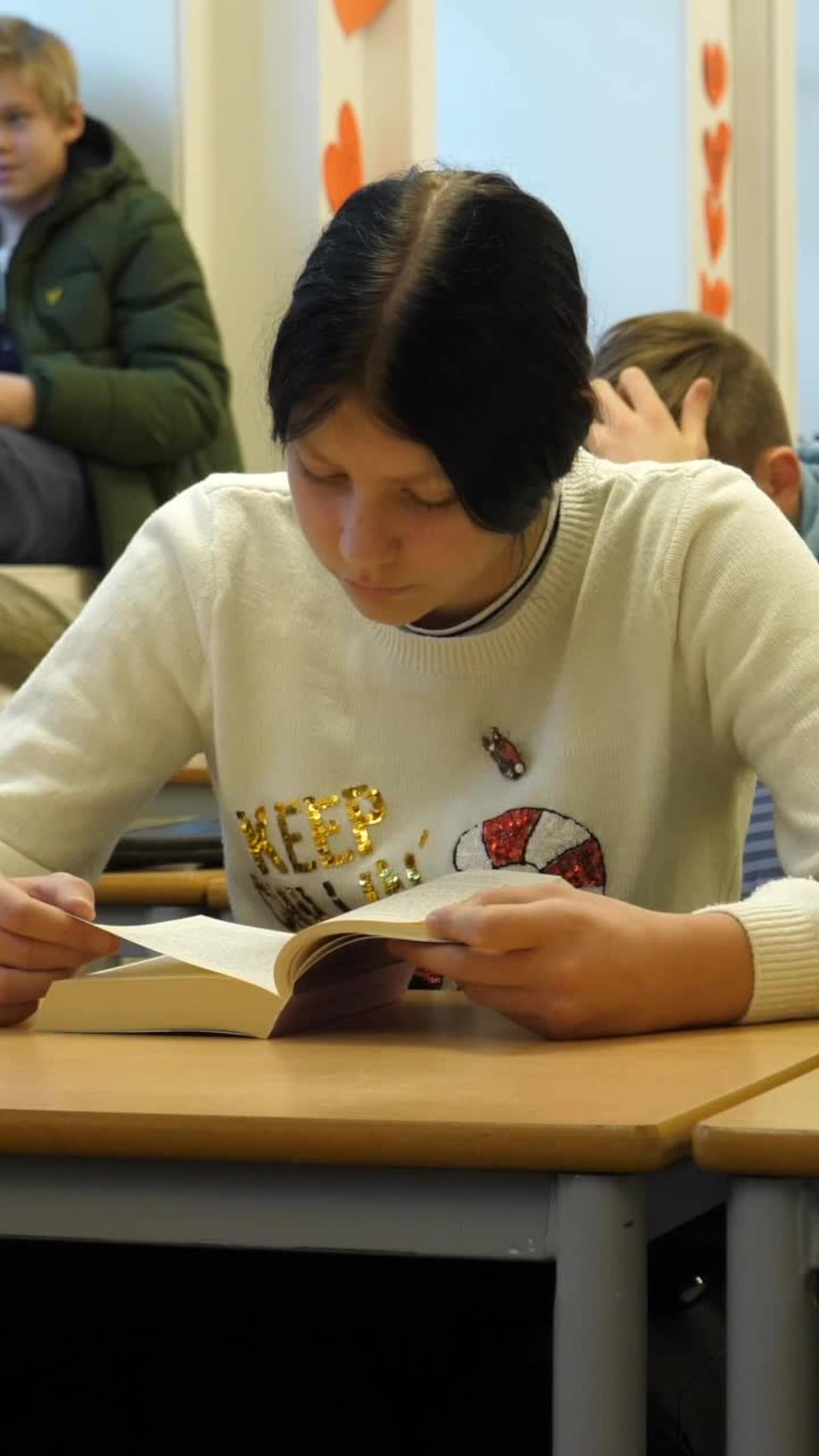Anne leser forfra høyde.m4v
