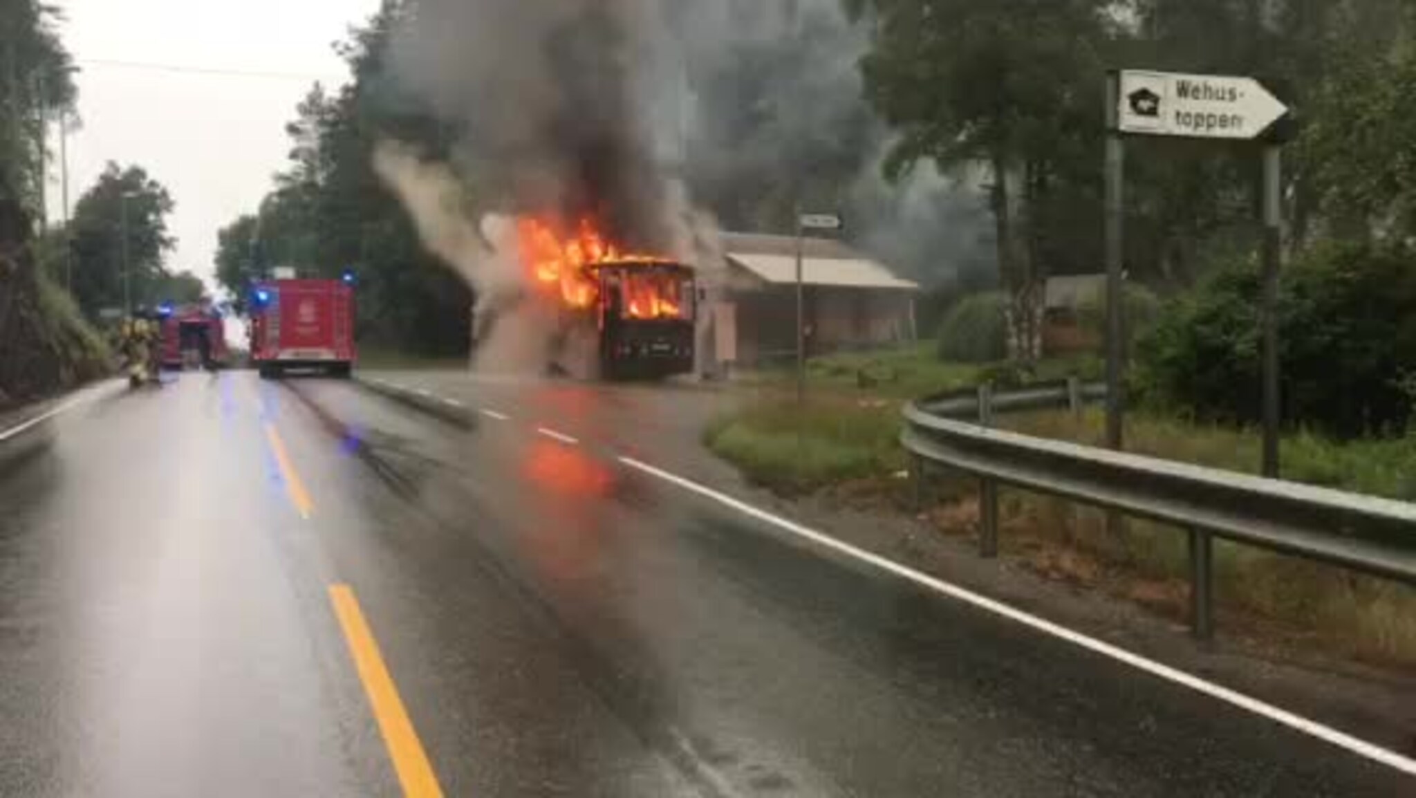 Se brannvesenet kjempe mot flammene ved riksvei 9