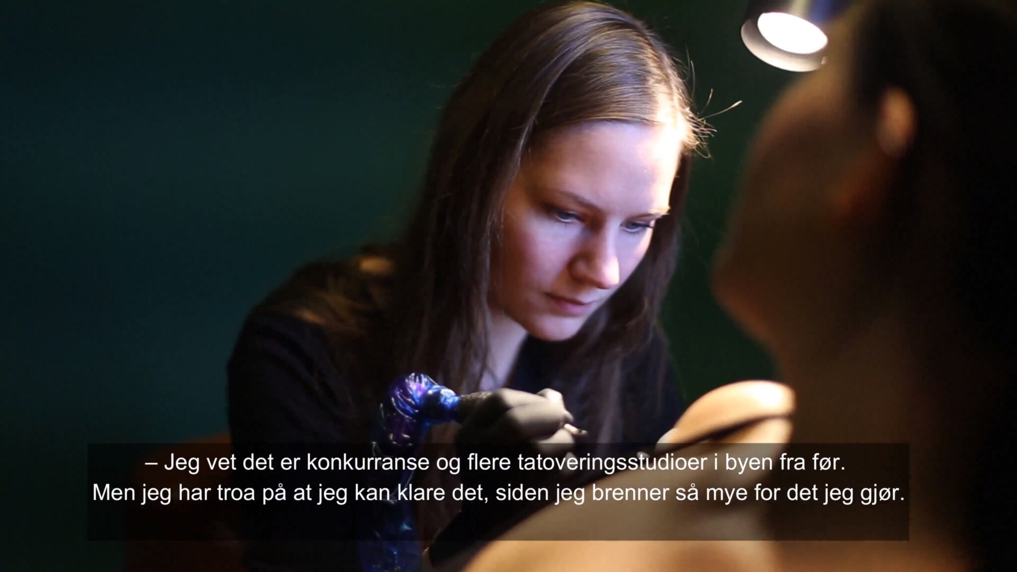 Hun står bak nyåpnede Tanita Tattoo