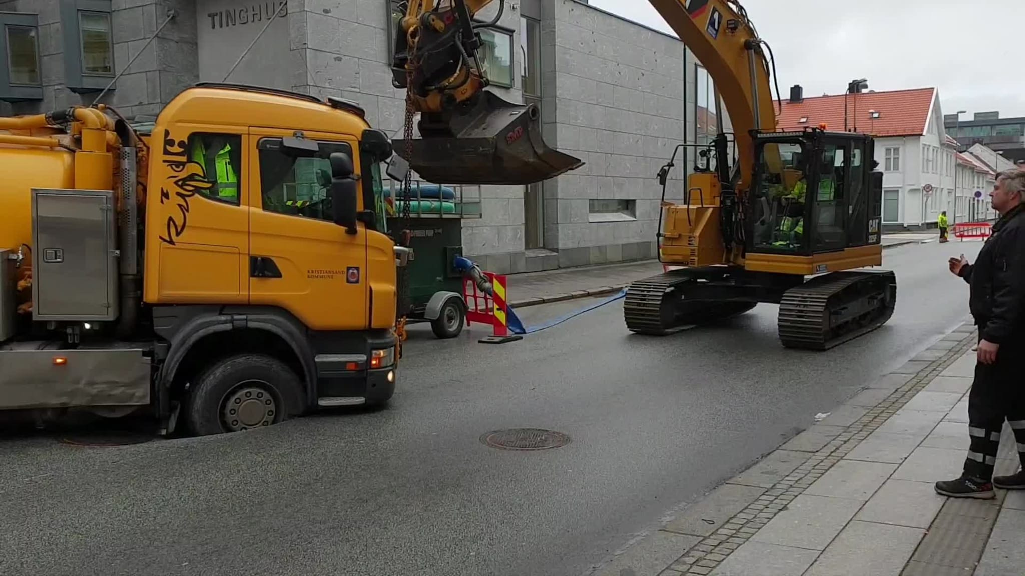 Tankbil havnet i synkehull