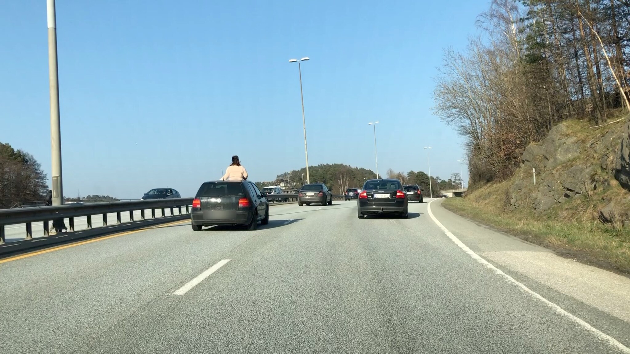 VIDEO: Her står personen ut av takluka på E18