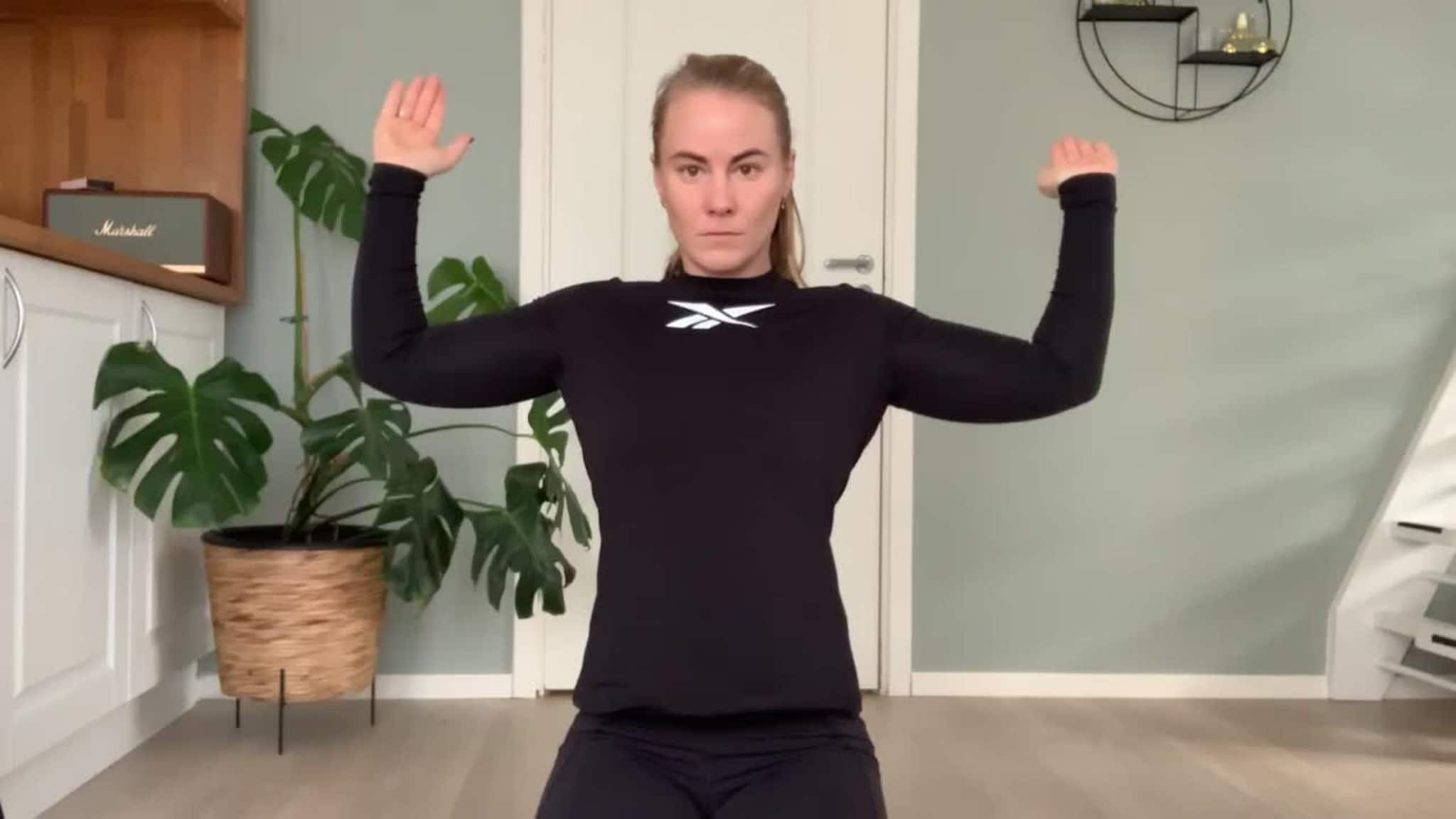 Margaret Knutson Aase demonstrerer øvelser til hjemmekontoret 8