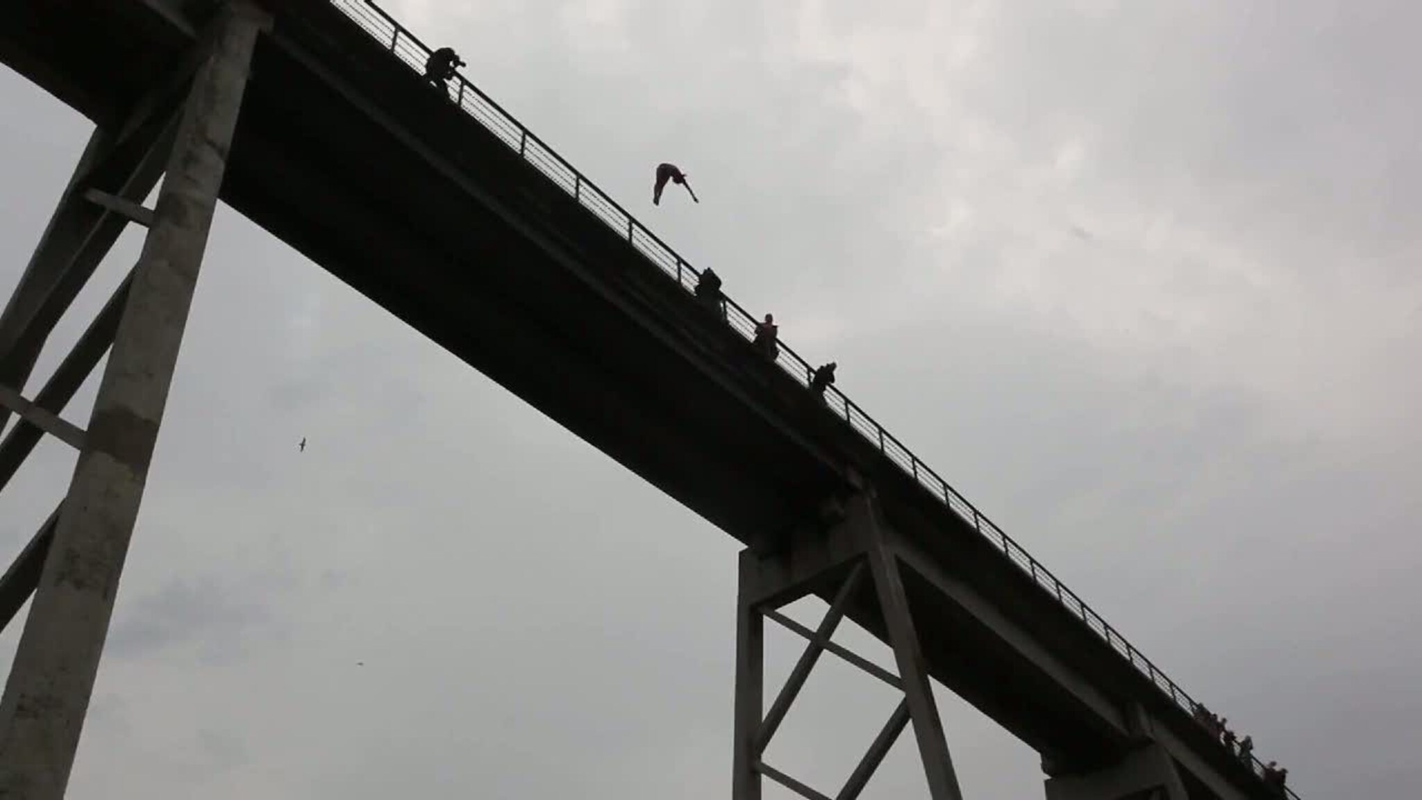 Her stuper Anna fra Justøybroa