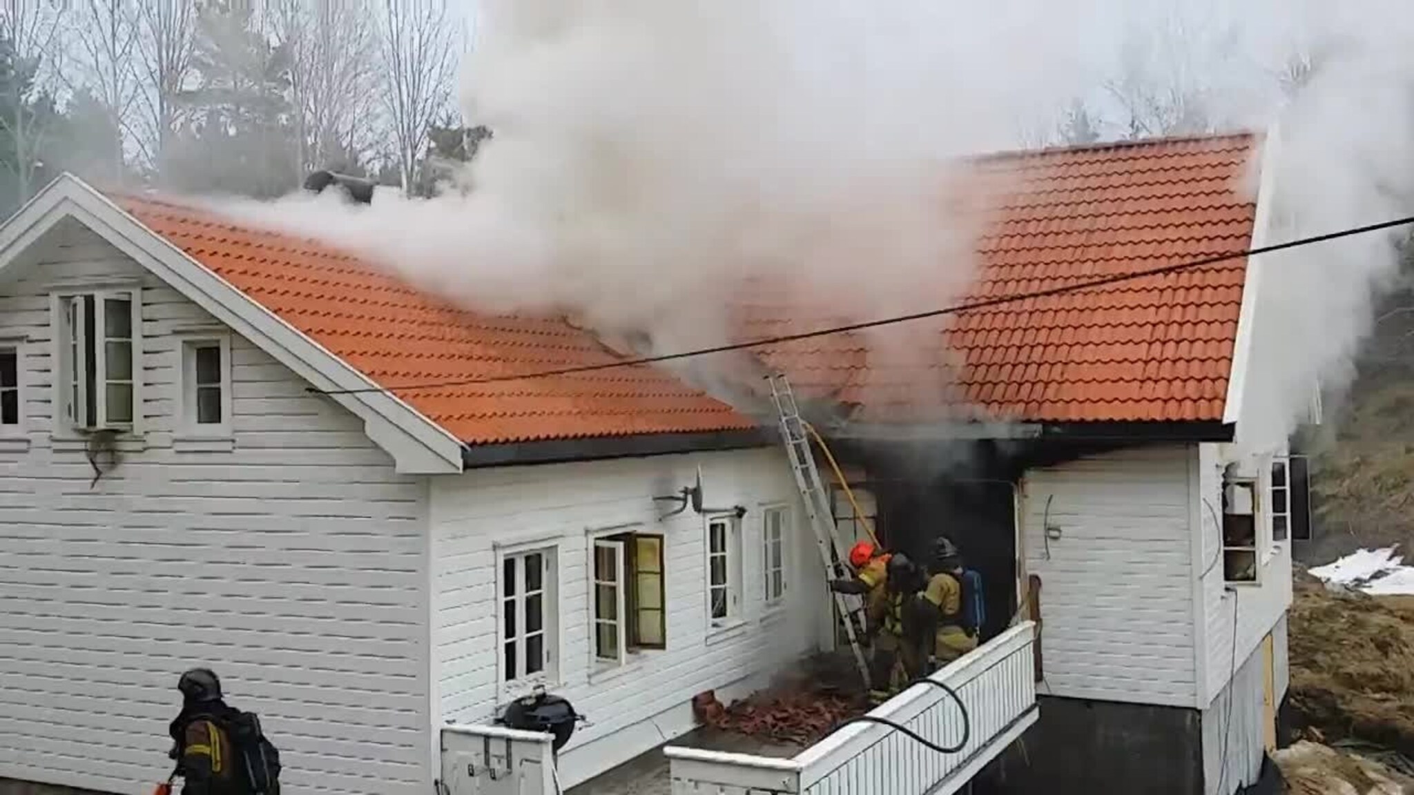 Brannvesenet slukker husbrann