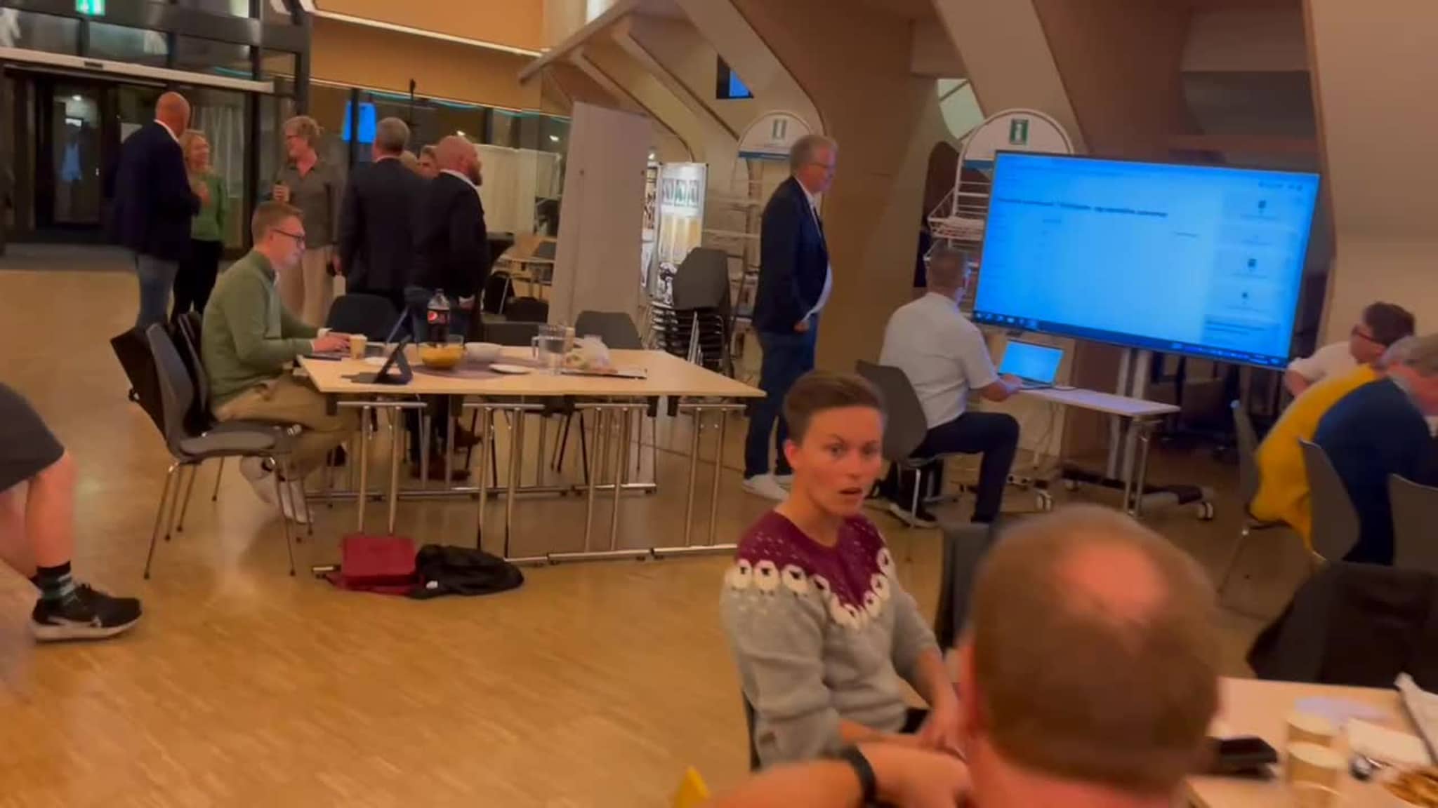 Se reaksjonene i Vennesla når forhåndsstemmene annonseres (Video: Nicolai Olsen)