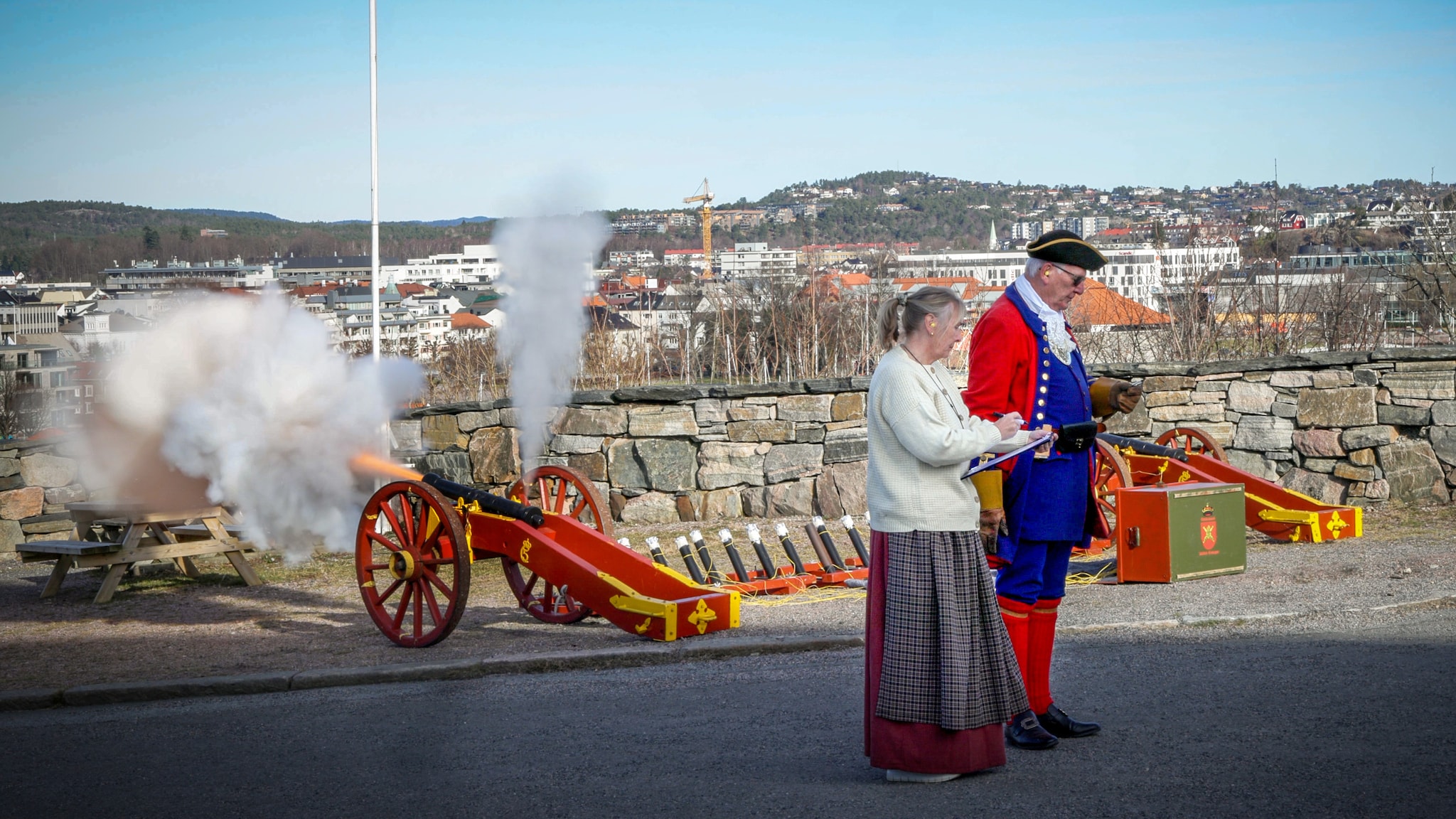 Her fyrer de salutt for Hans Majestet Kongen