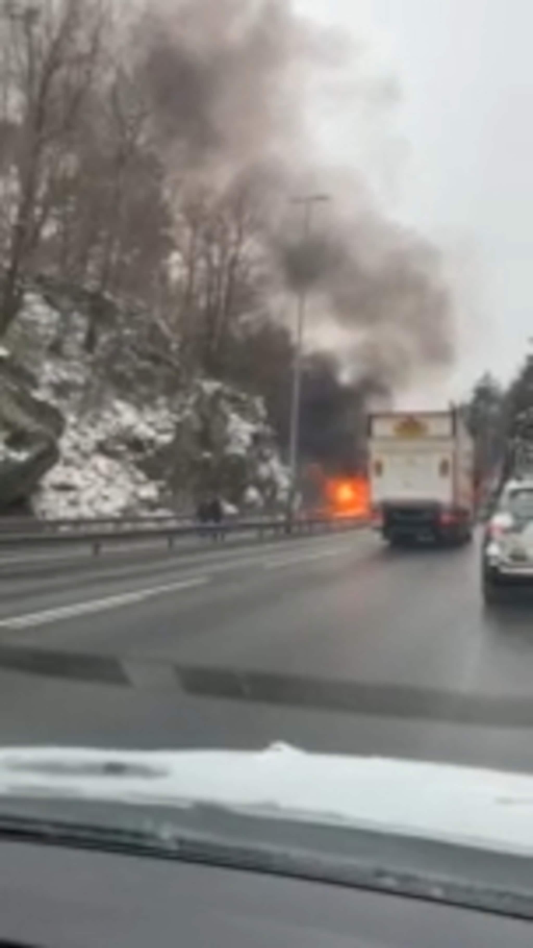 Her står varebilen i brann på E 39
