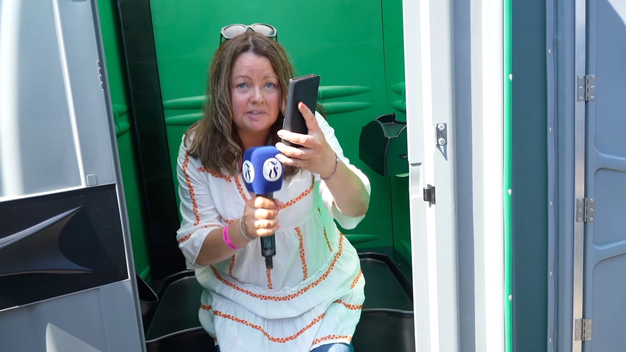 Hva gjør man med telefonen når man skal på do?