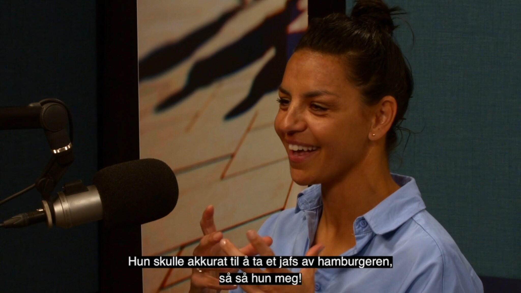 – Hun skulle akkurat til å ta et jafs av hamburgeren, også så hun meg