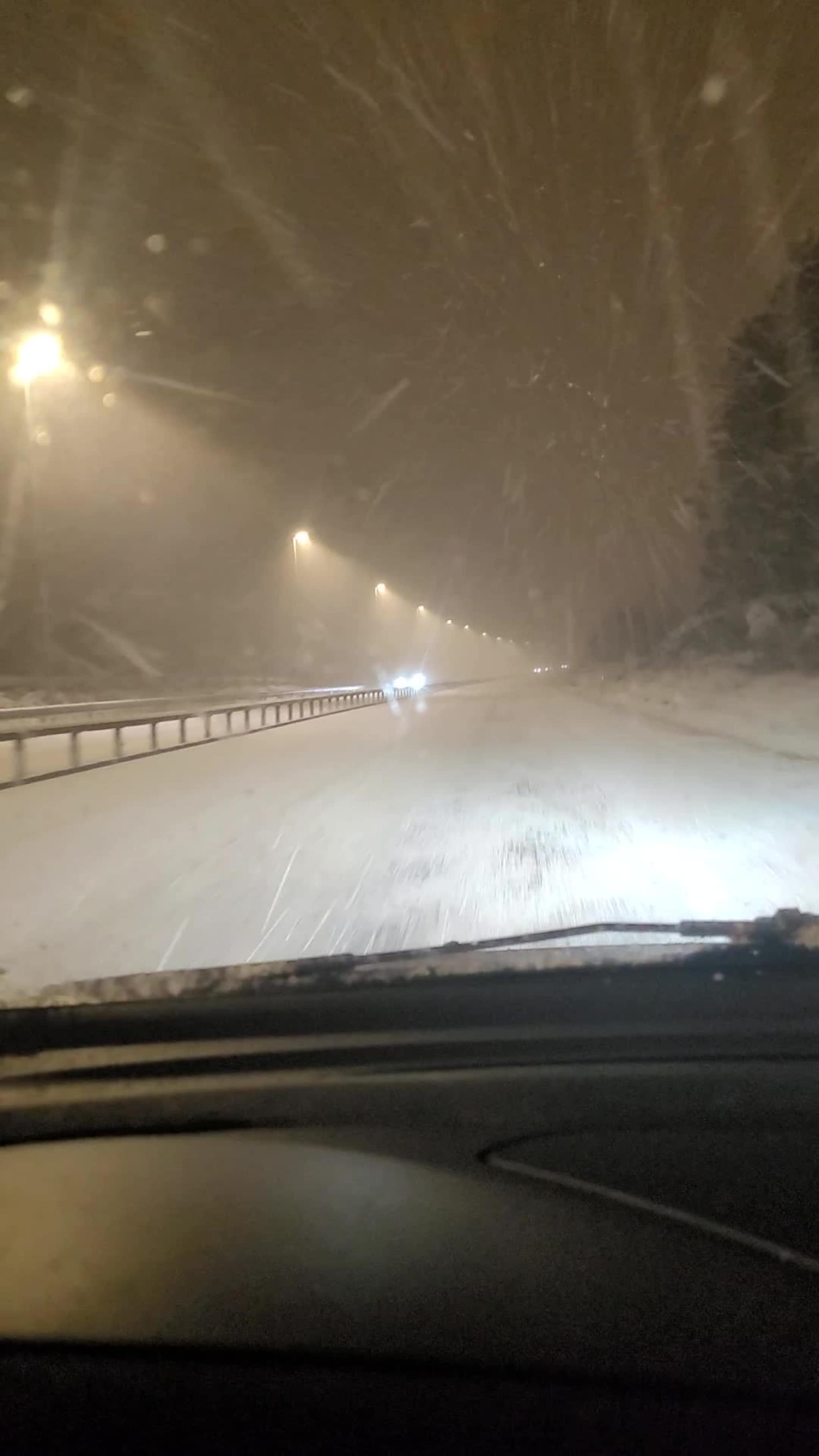 Snøvær på E 18 mandag kveld