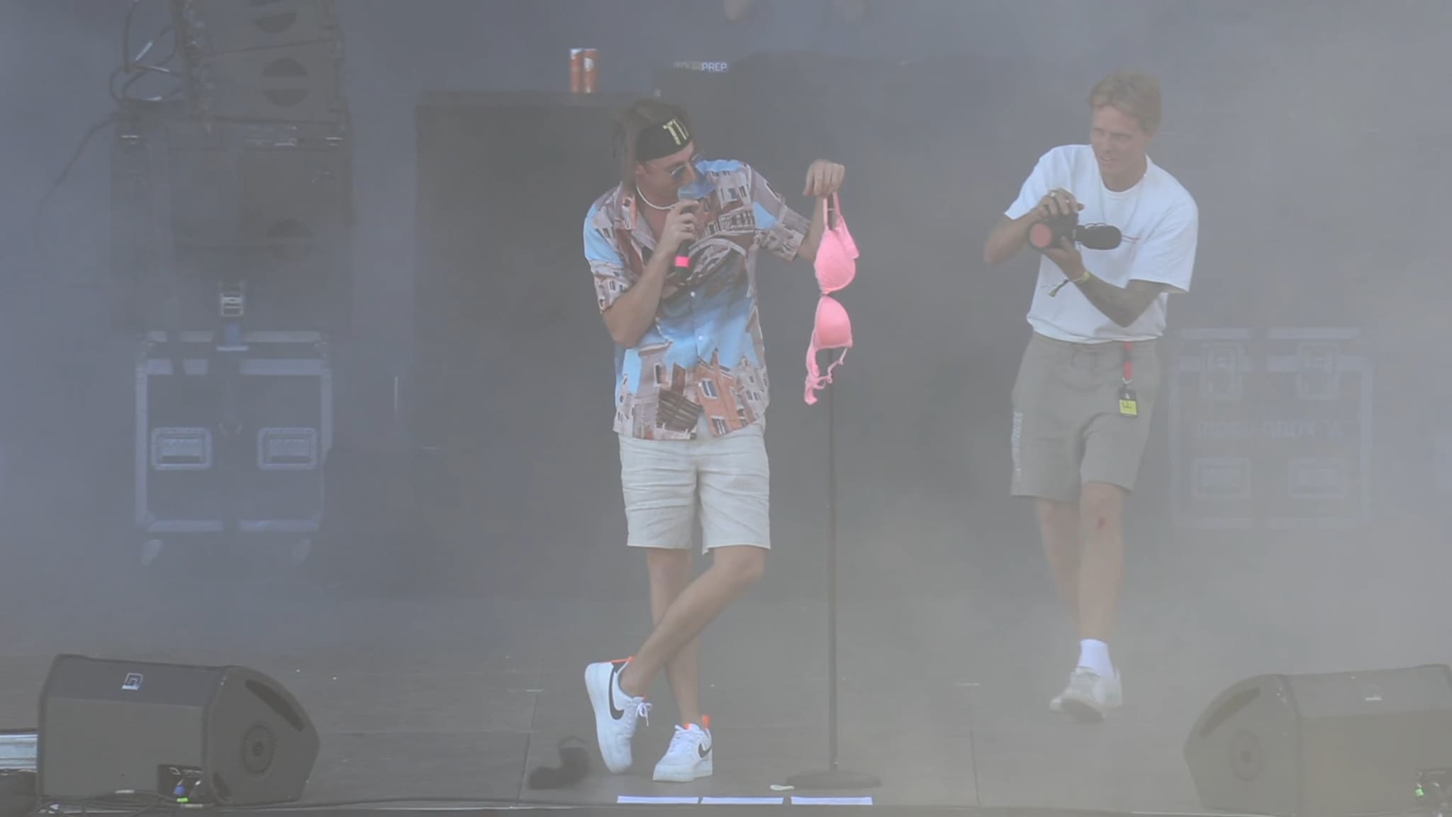 VIDEO: Her kaster jentene BHer opp scenen til TIX