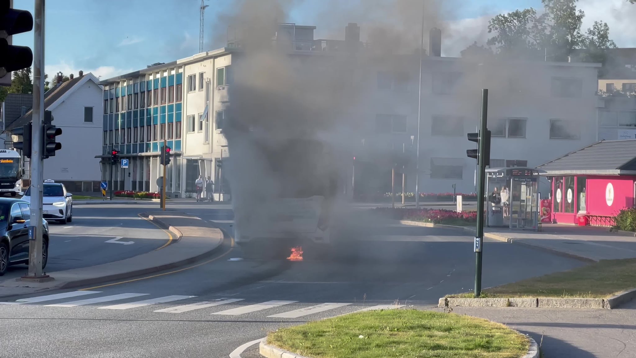 Se video av bussen som brant på Lund