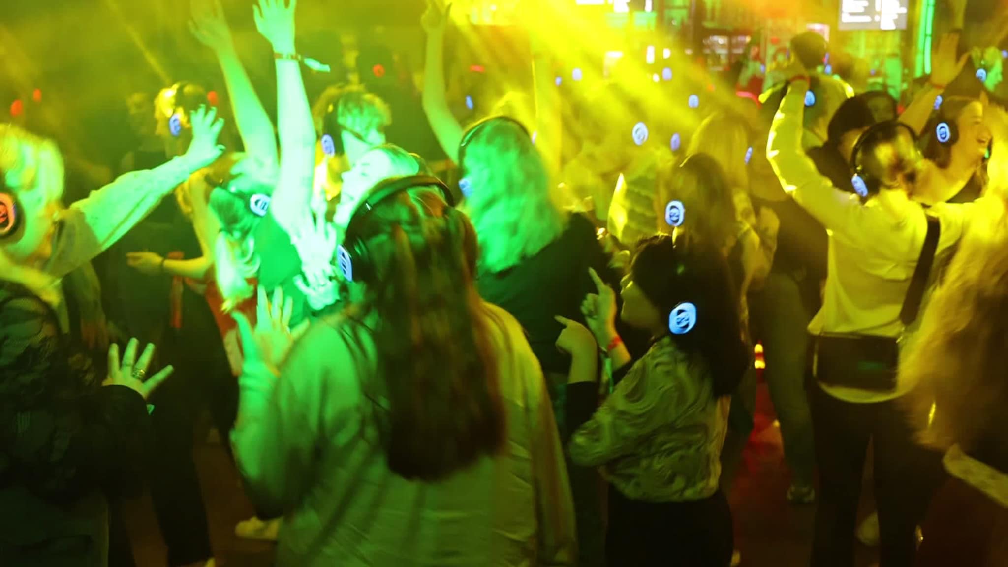 Her pågår det «silent disco».