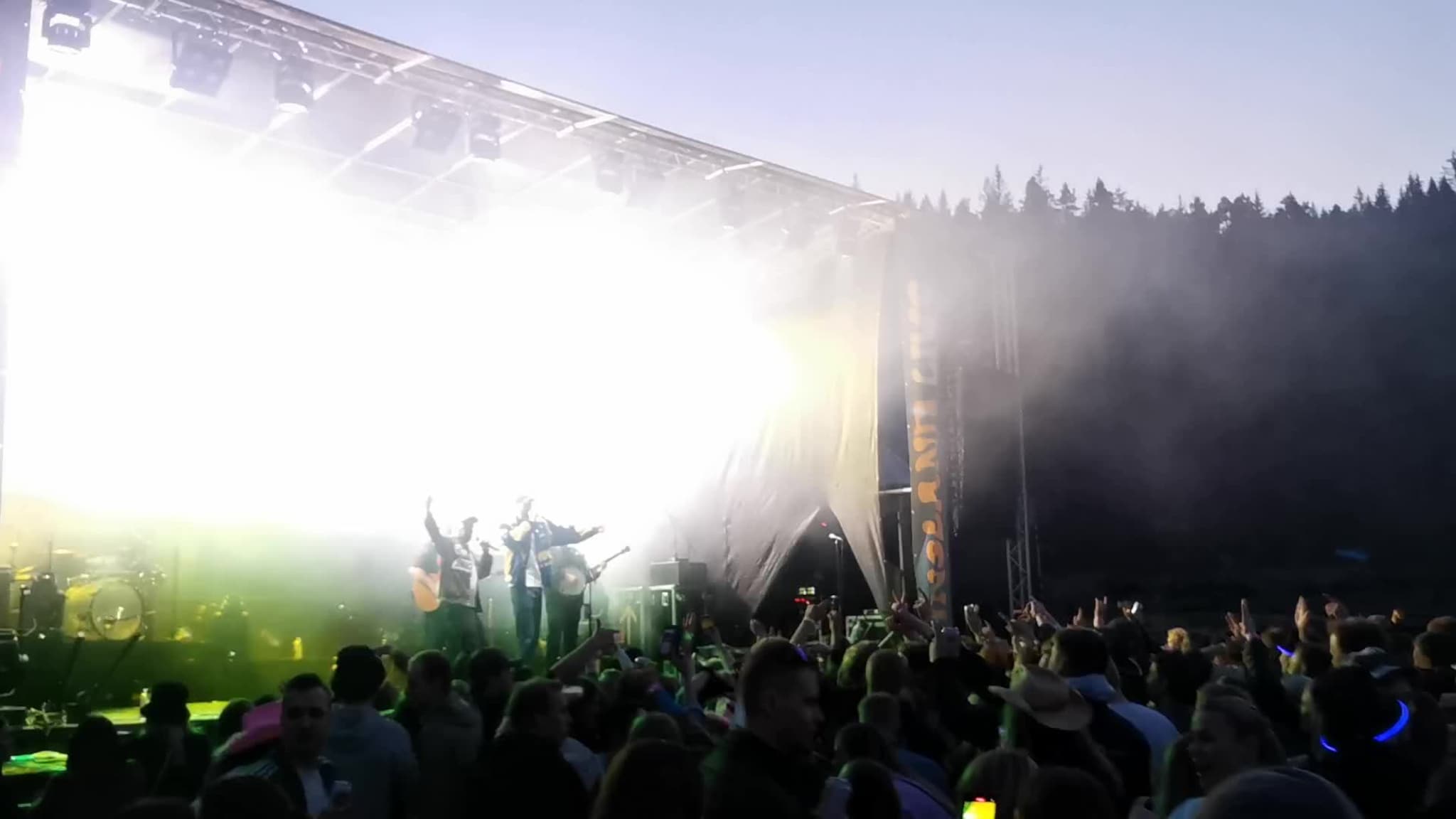 Hagle spiller på Finsland Live