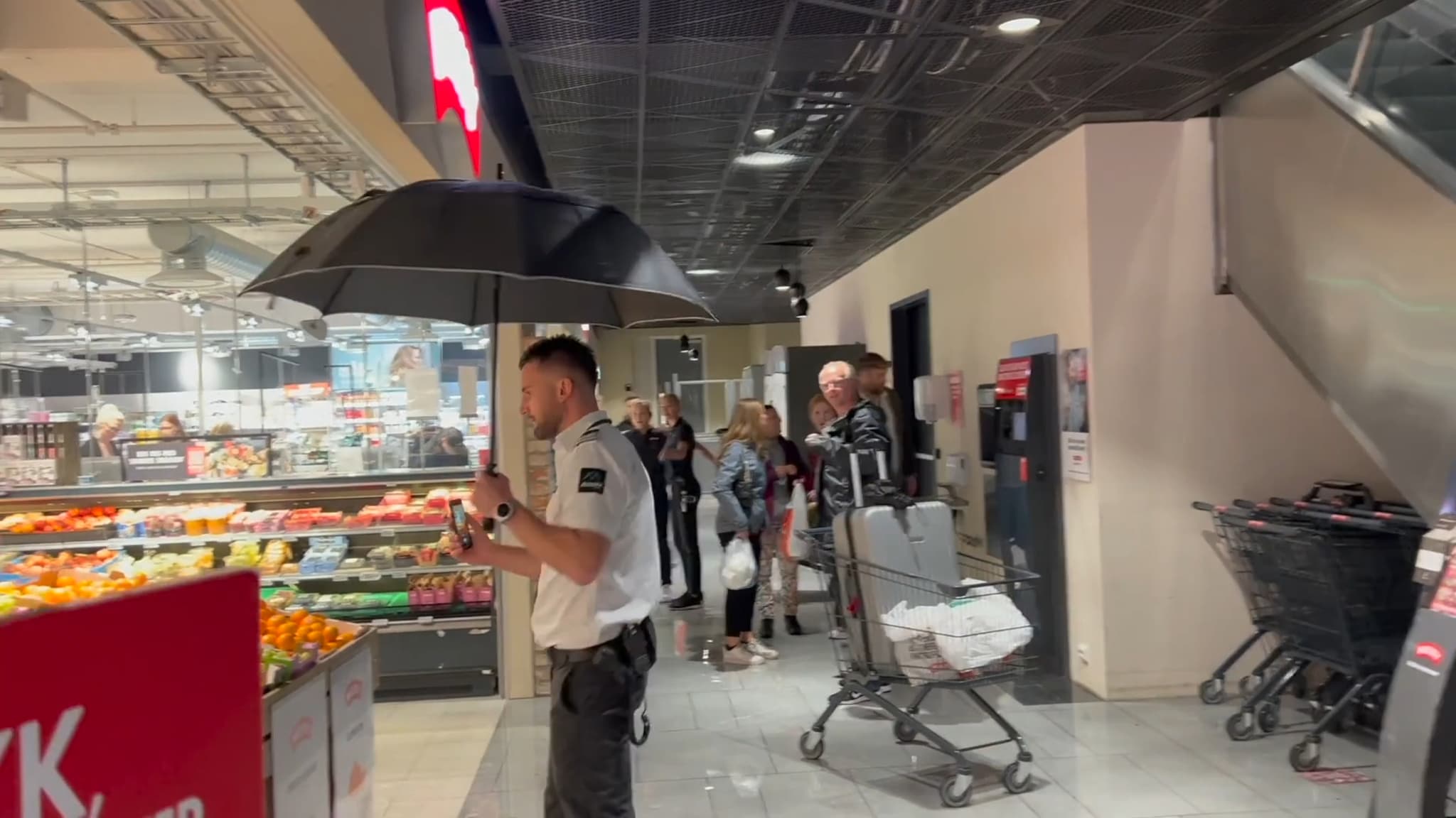 Vann fosser inn på Meny Torvet