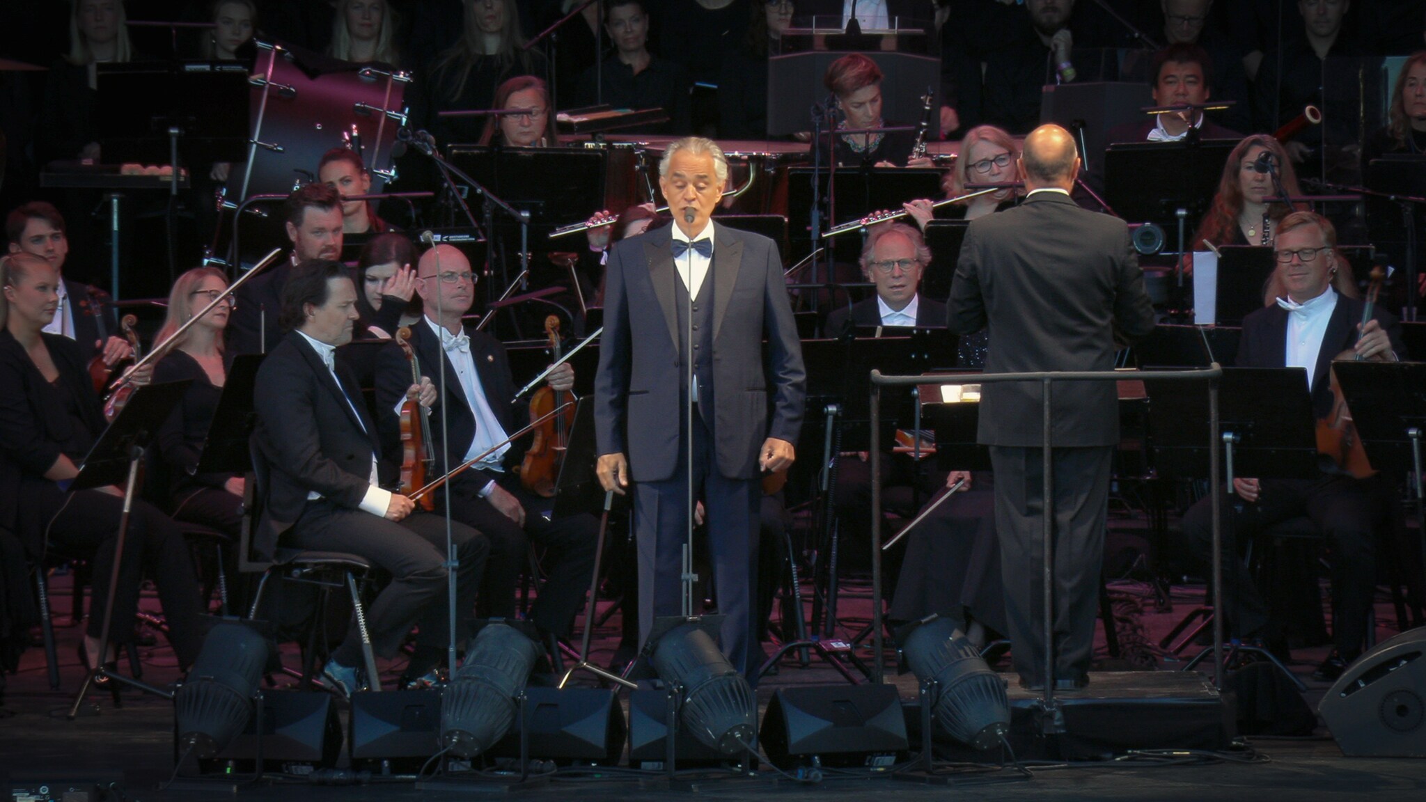 VIDEO: Her synger Bocelli for over 10.000 på Bystranda