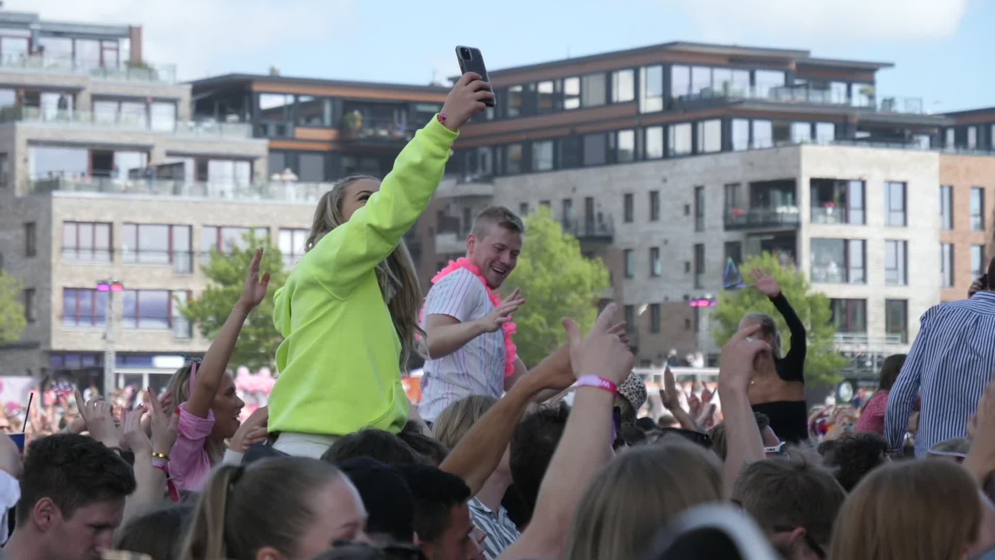 VIDEO: Chris Holsten får folk publikum til å synge på Bystranda