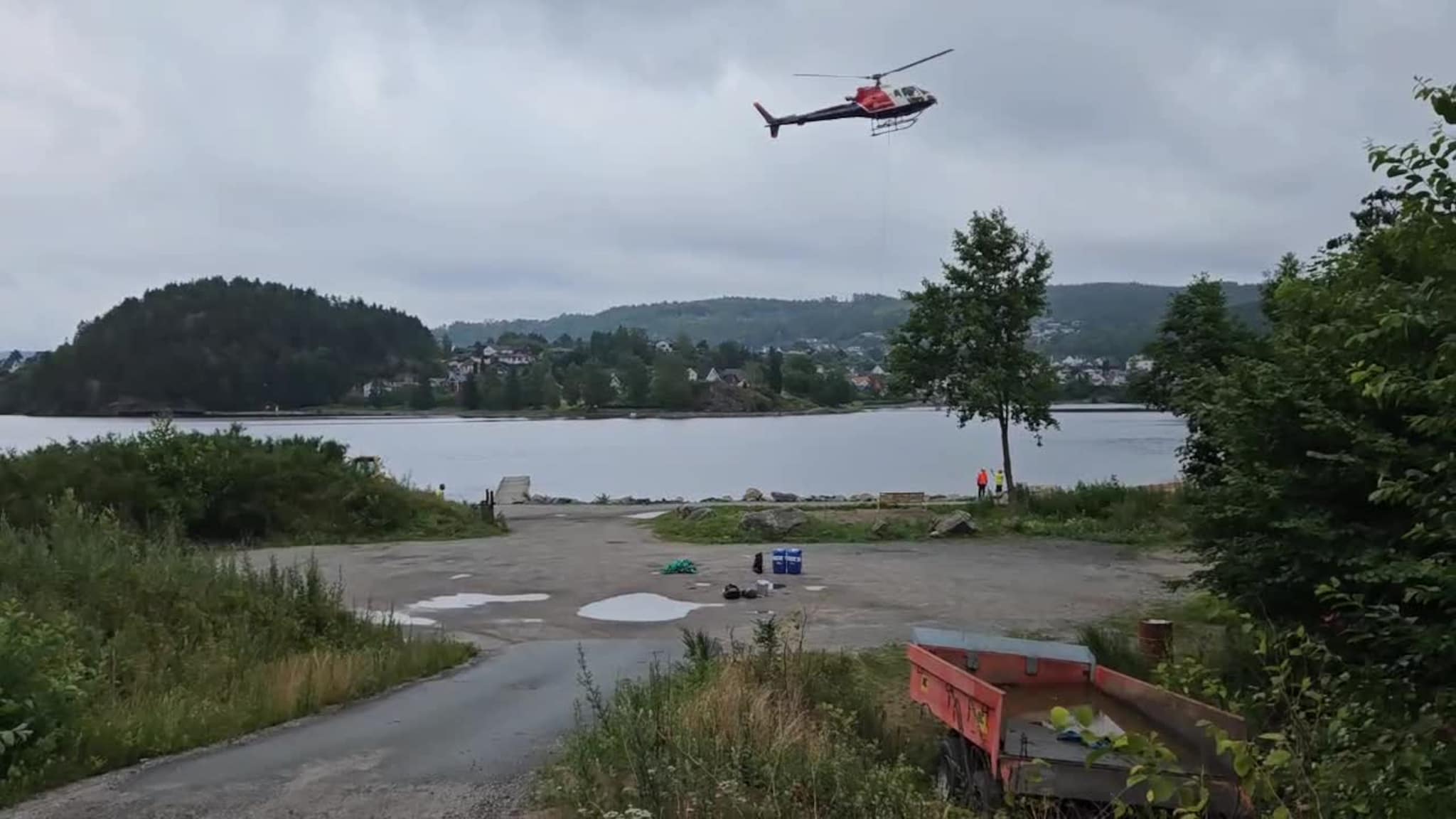 Her fraktes steinene med helikopter over fjorden