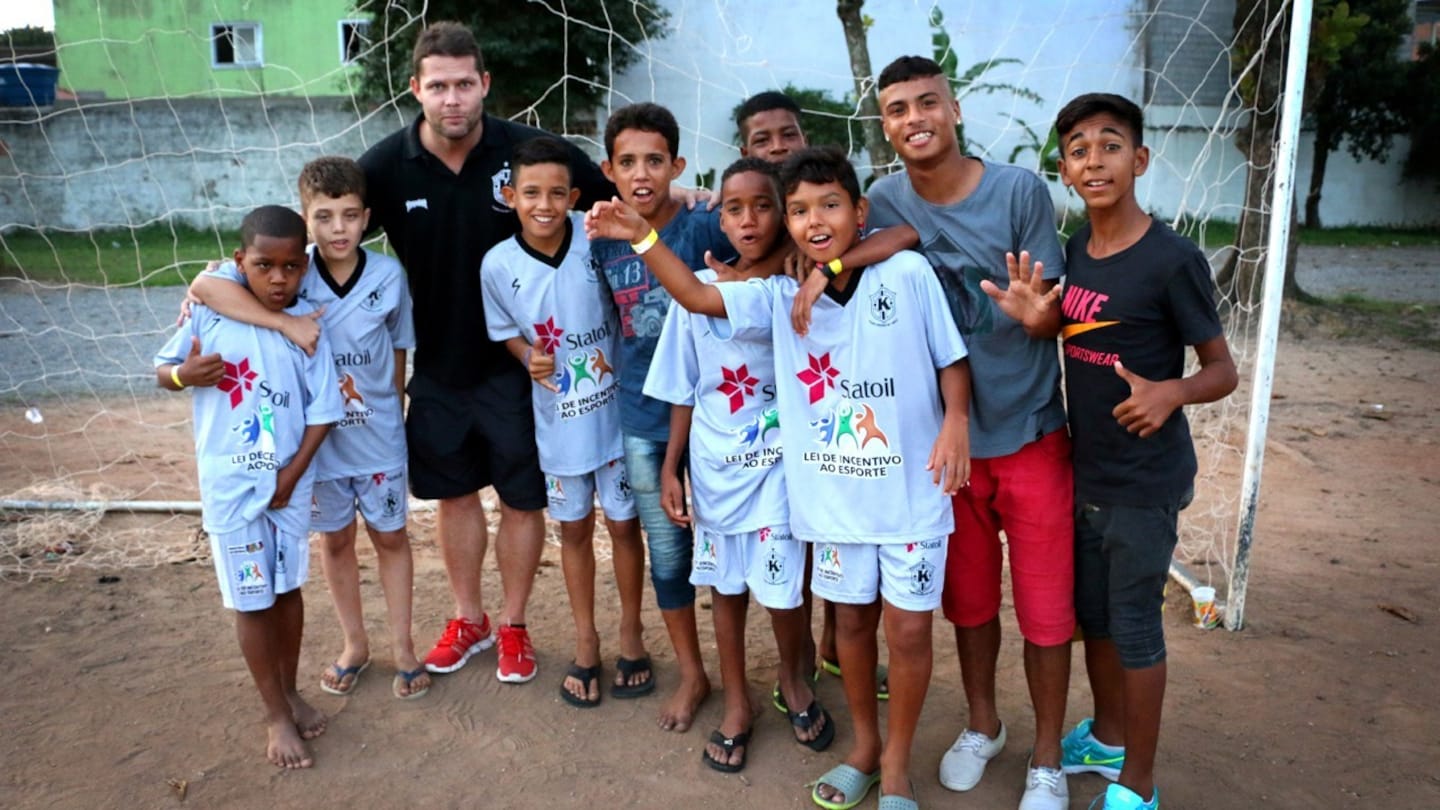 Hjelper fattige ungdommer ut av Rio-slummen