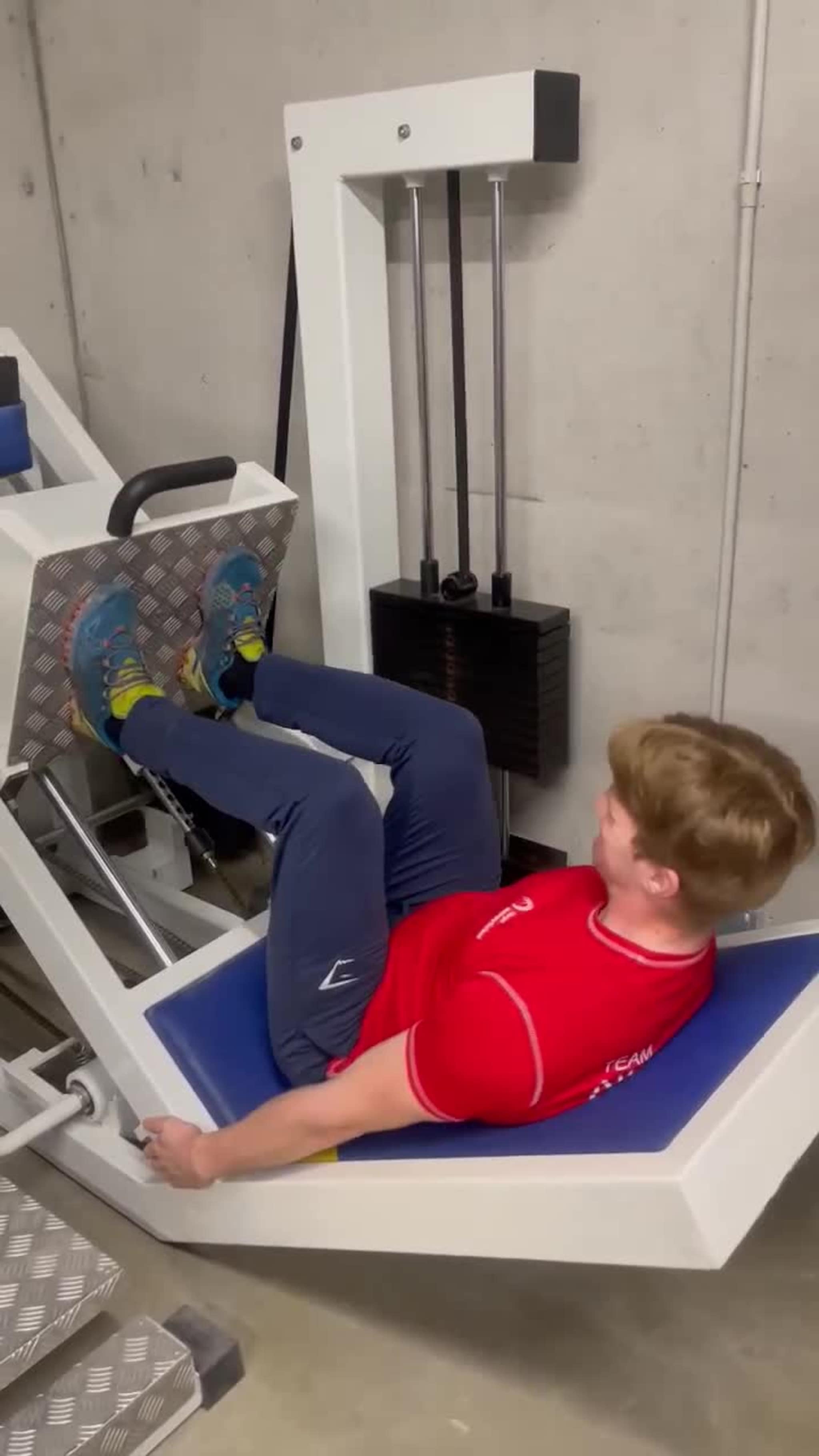 Jarand-Matias Vold Gunvaldsen trener styrke