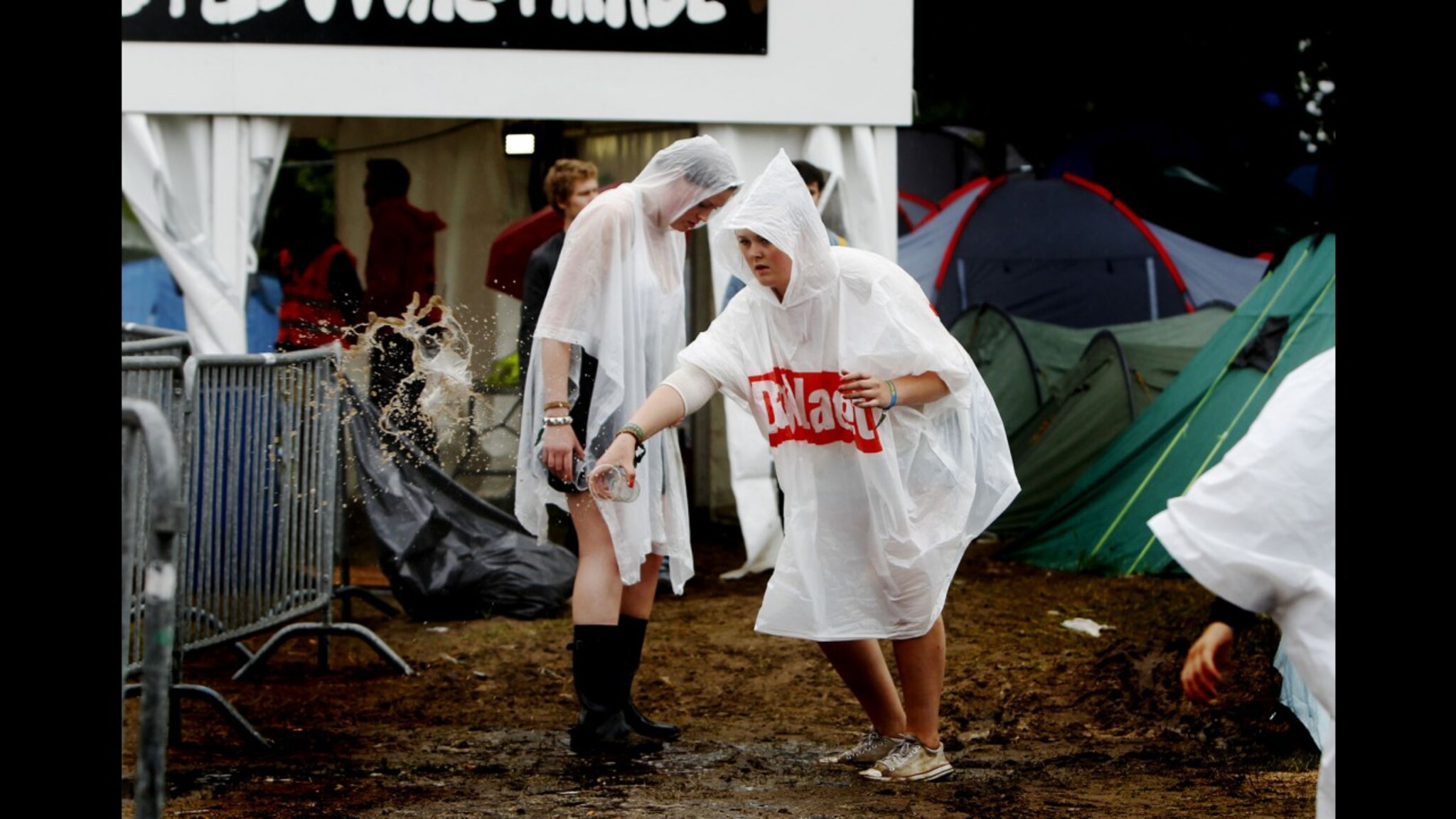 Regnet høljer ned på Hove