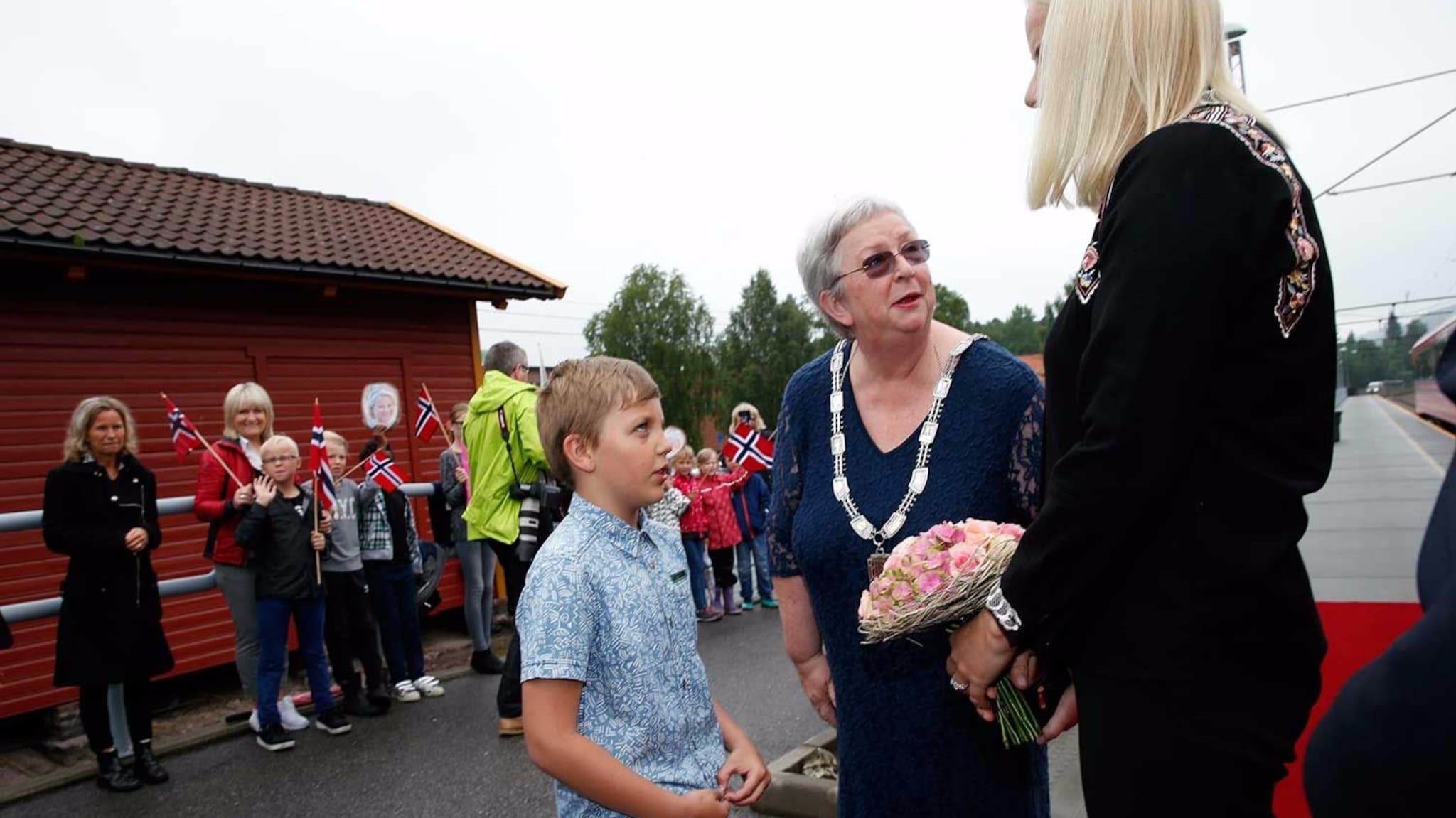 Her ankommer Mette-Marit Vennesla stasjon
