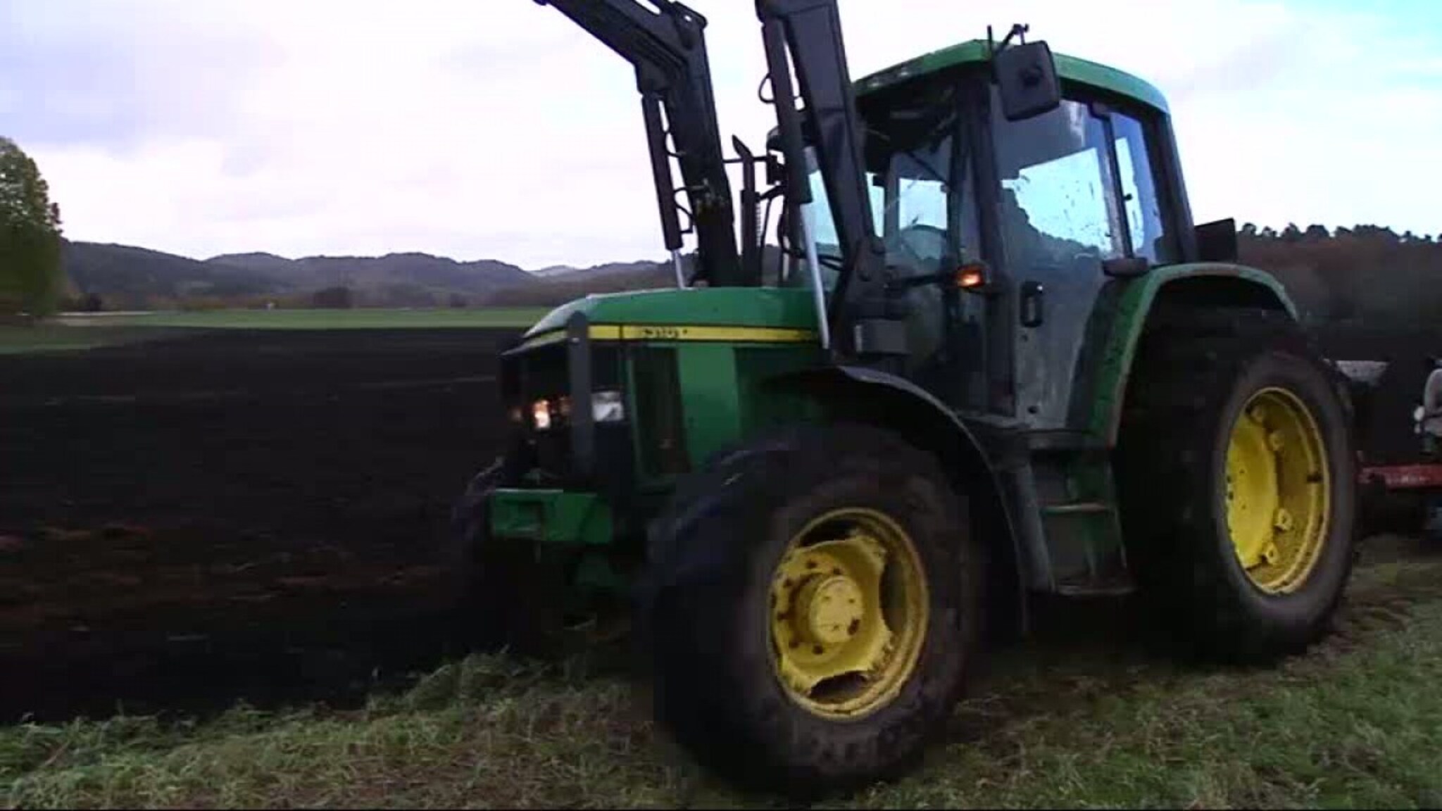 Pløyde åker for Operasjon Dagsverk