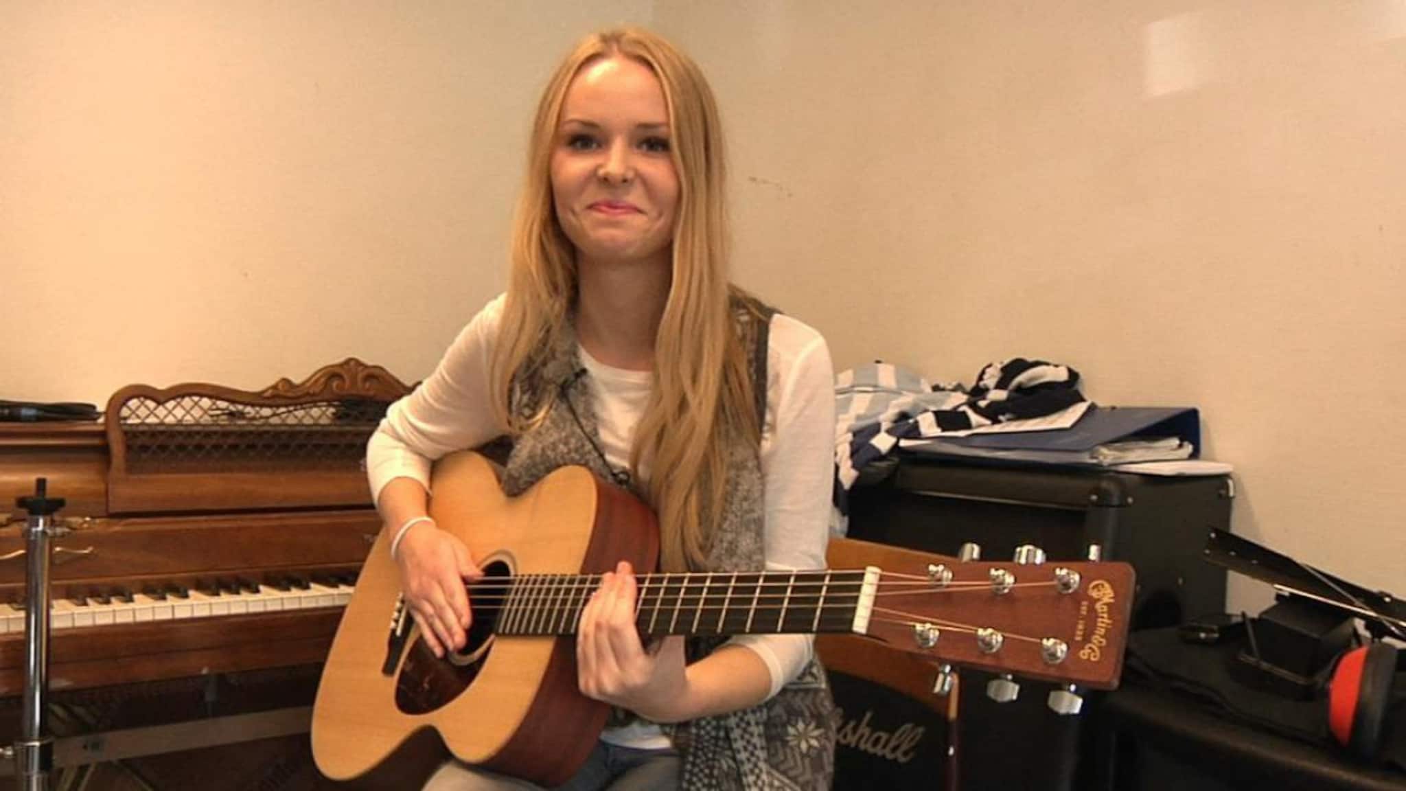 Se Idol-Kjersti synge sin egenkomponerte sang