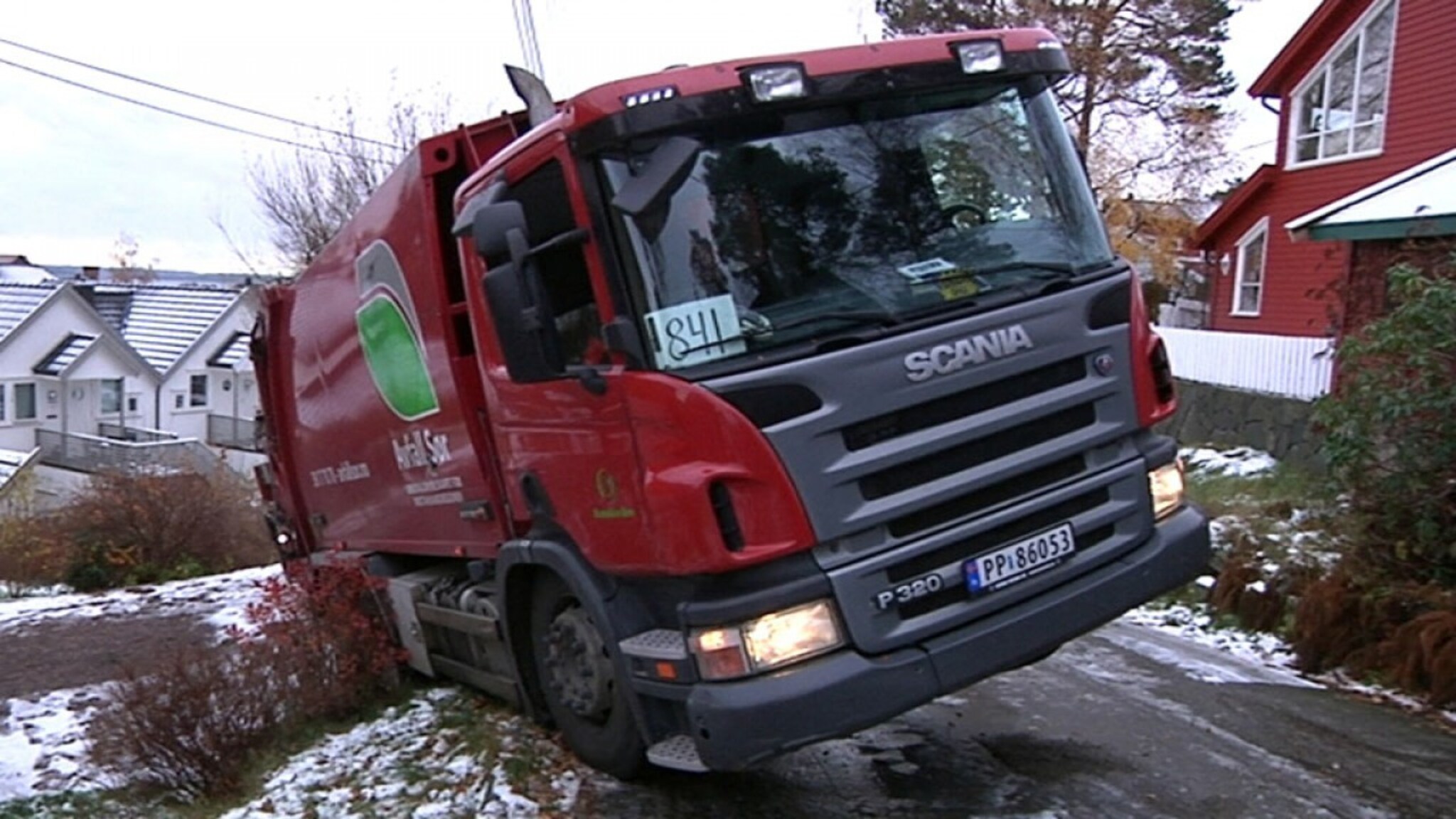 Søppelbil havnet i hage