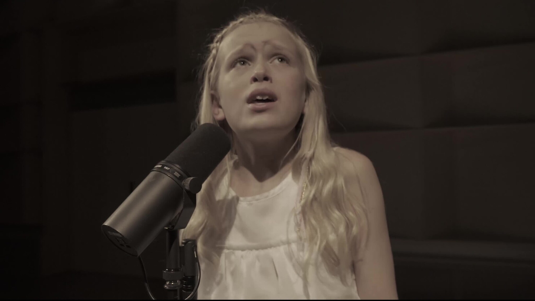 Hør 12 år gamle Nina covre Ariana Grandes hit