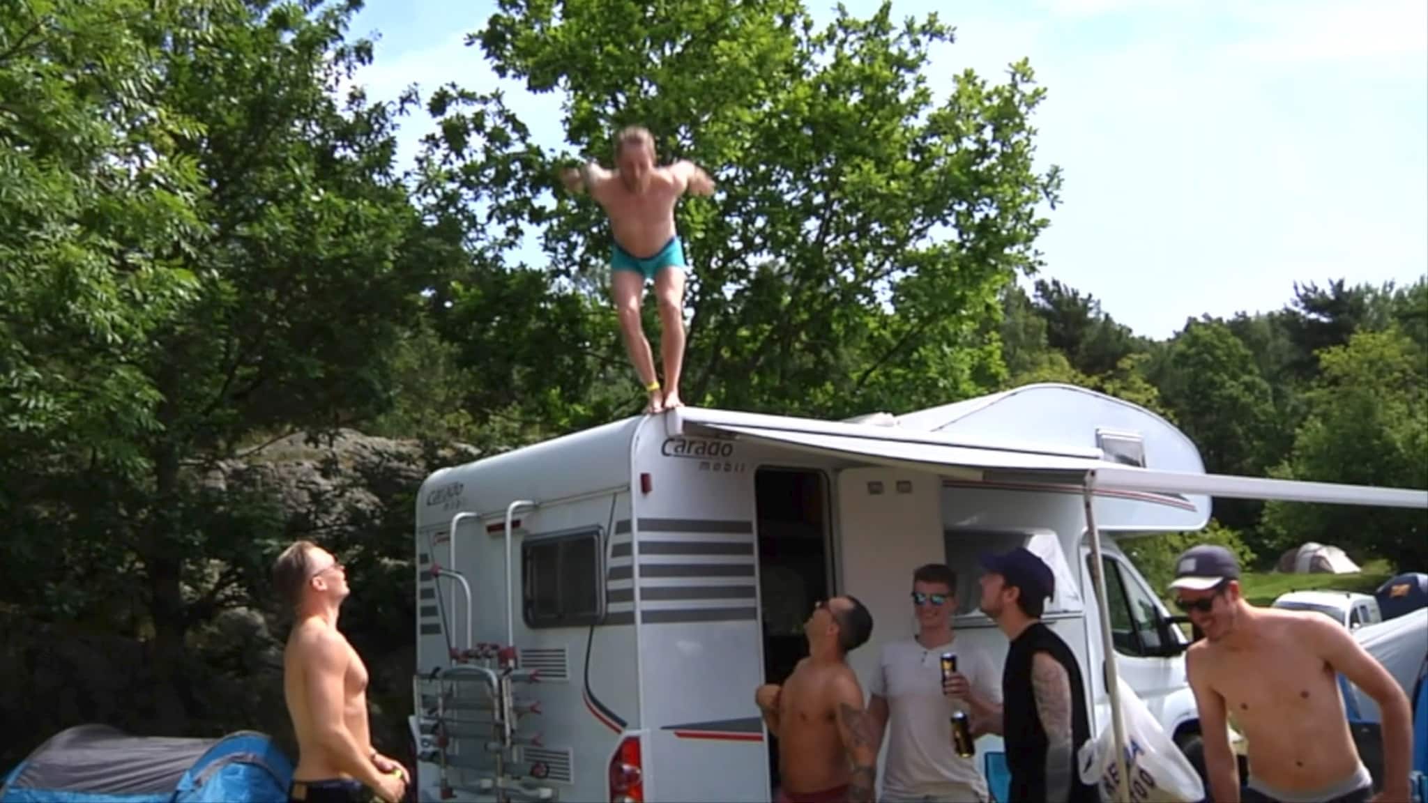 Her hopper bergenseren fra taket på campingbilen