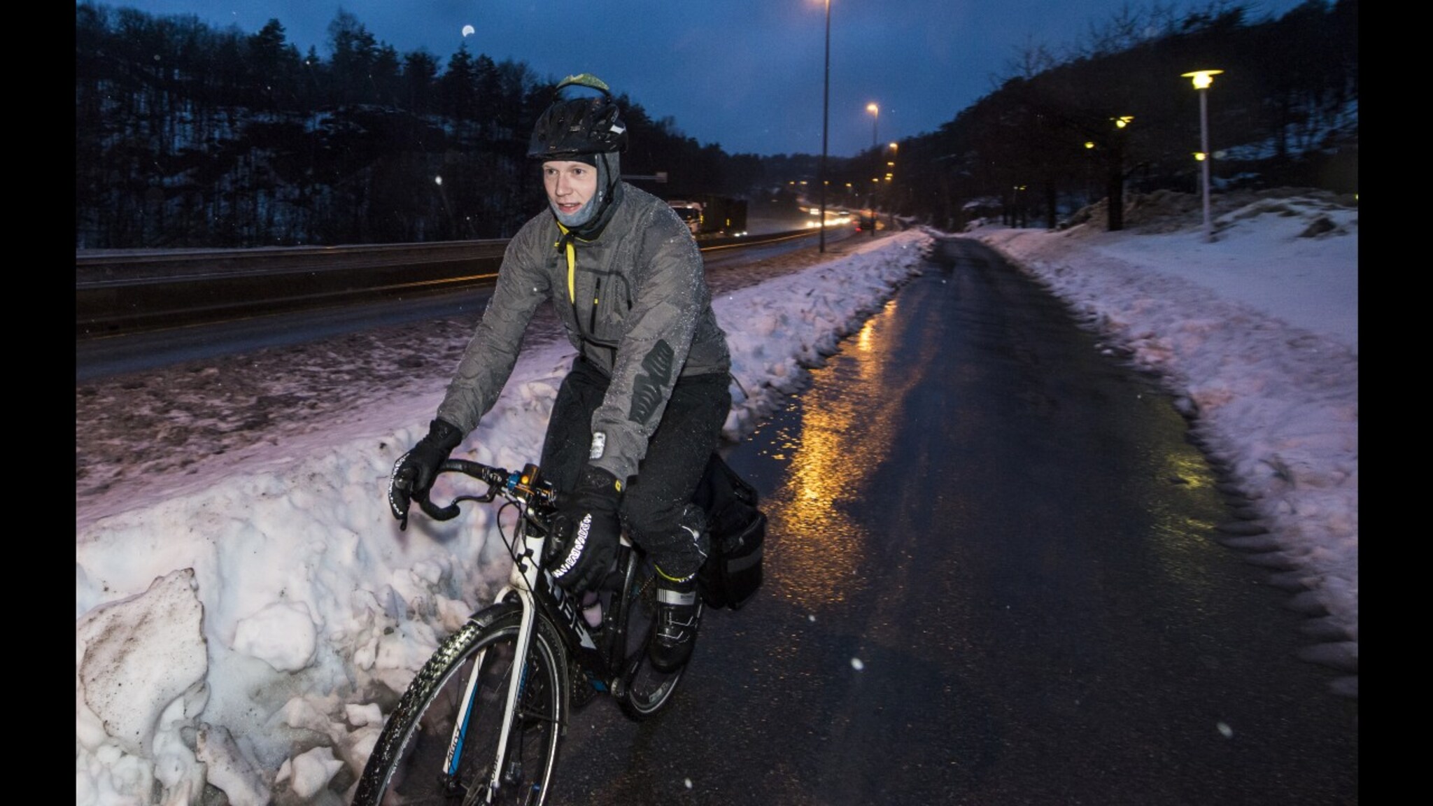 Sykler seks mil om dagen på vinterføre
