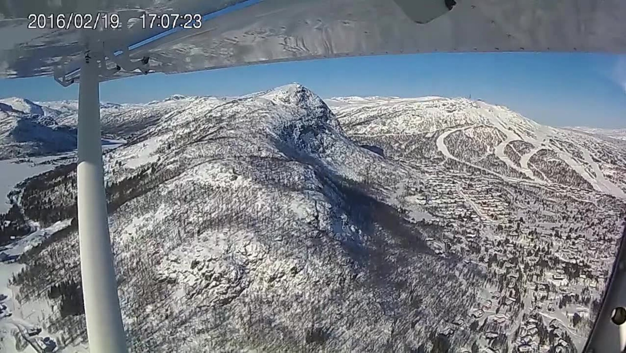 I mikrofly fra Gullknapp via Hovden