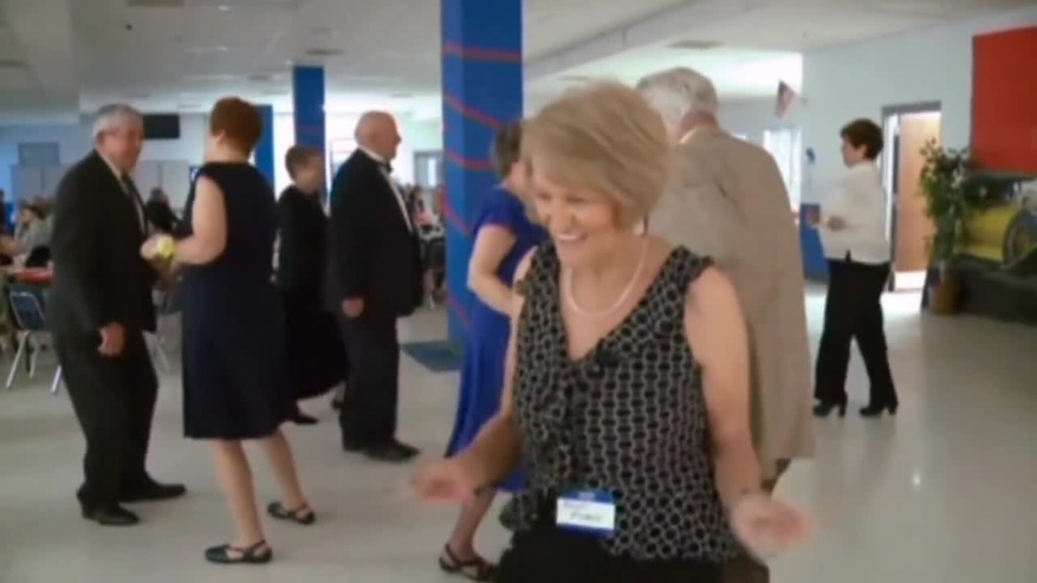 Se, der danser bestefar...