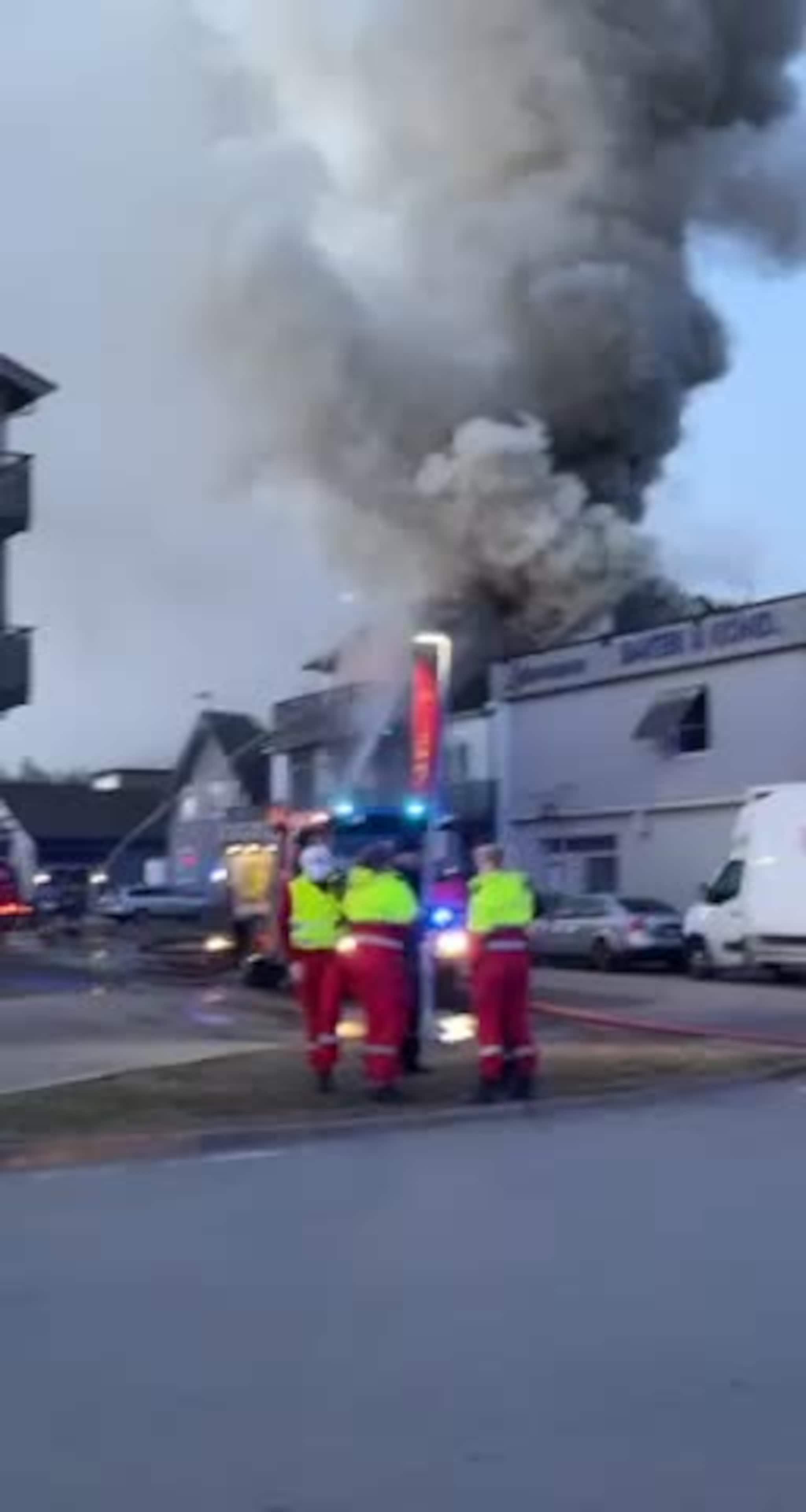 Røyken velter ut fra taket