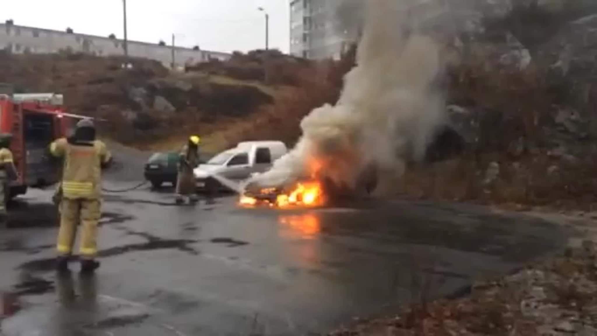 Bil brant ut i Arendal