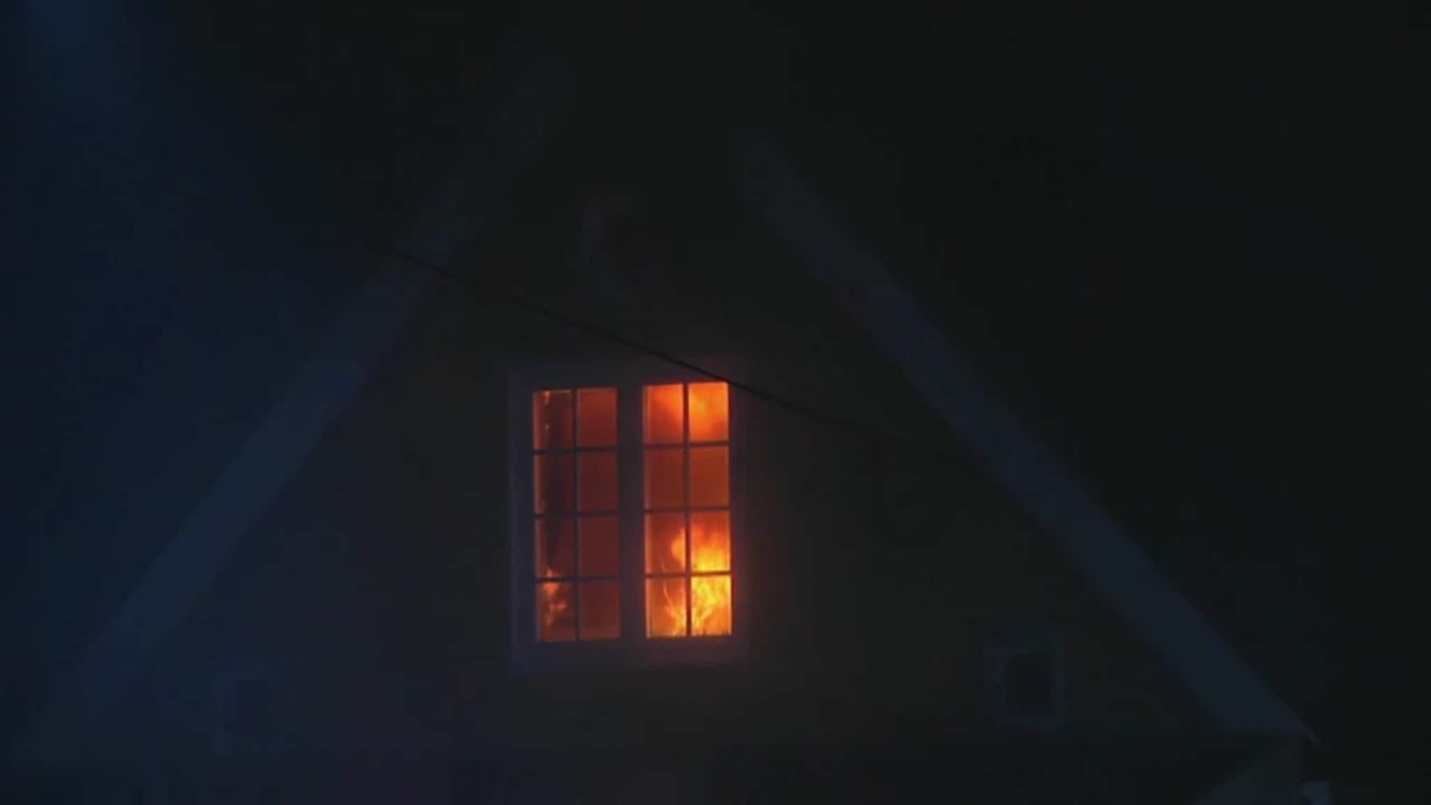 Her slår flammene opp på loftet