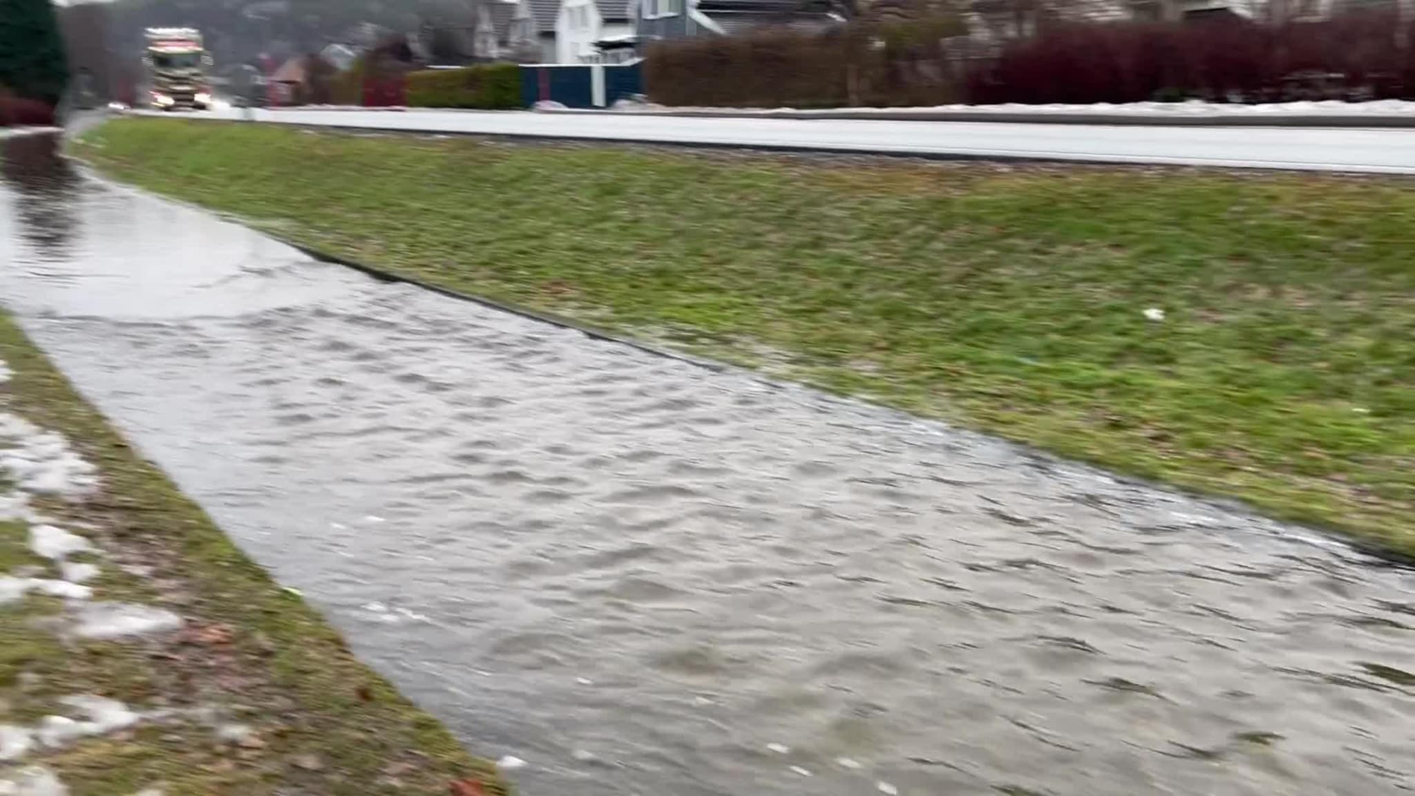 Her flommer vannet nedover gang- og sykkelveien