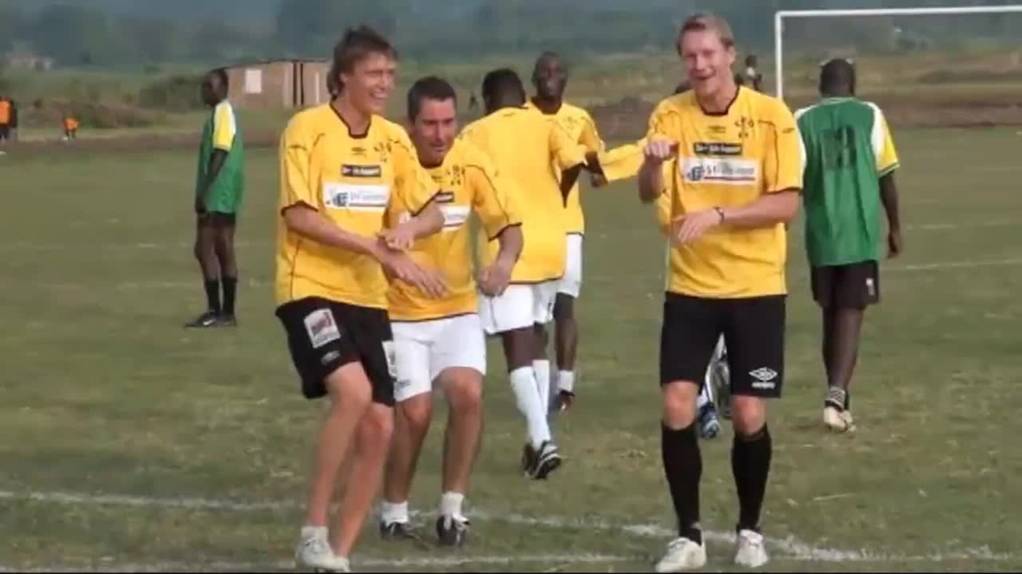 Drømmemål da Start åpnet fotballbane i Uganda