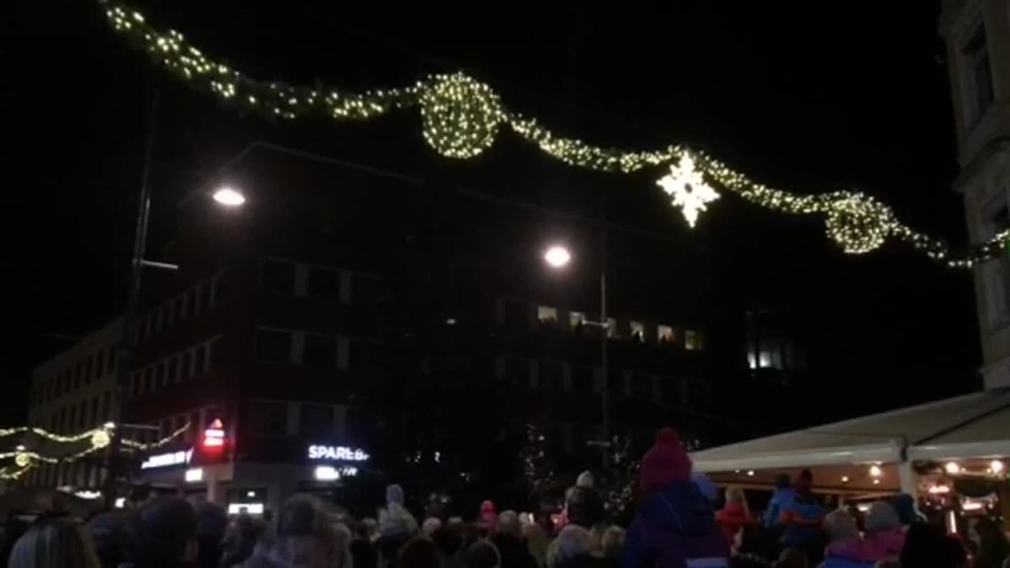 Her blir julegrana tent