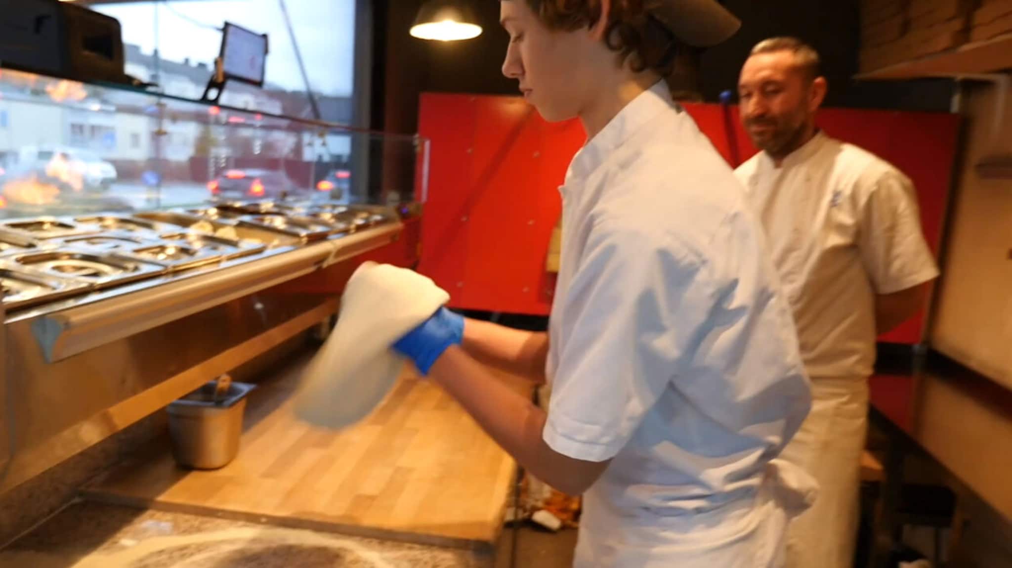 Så enkelt lager Jakob (15) en pizza