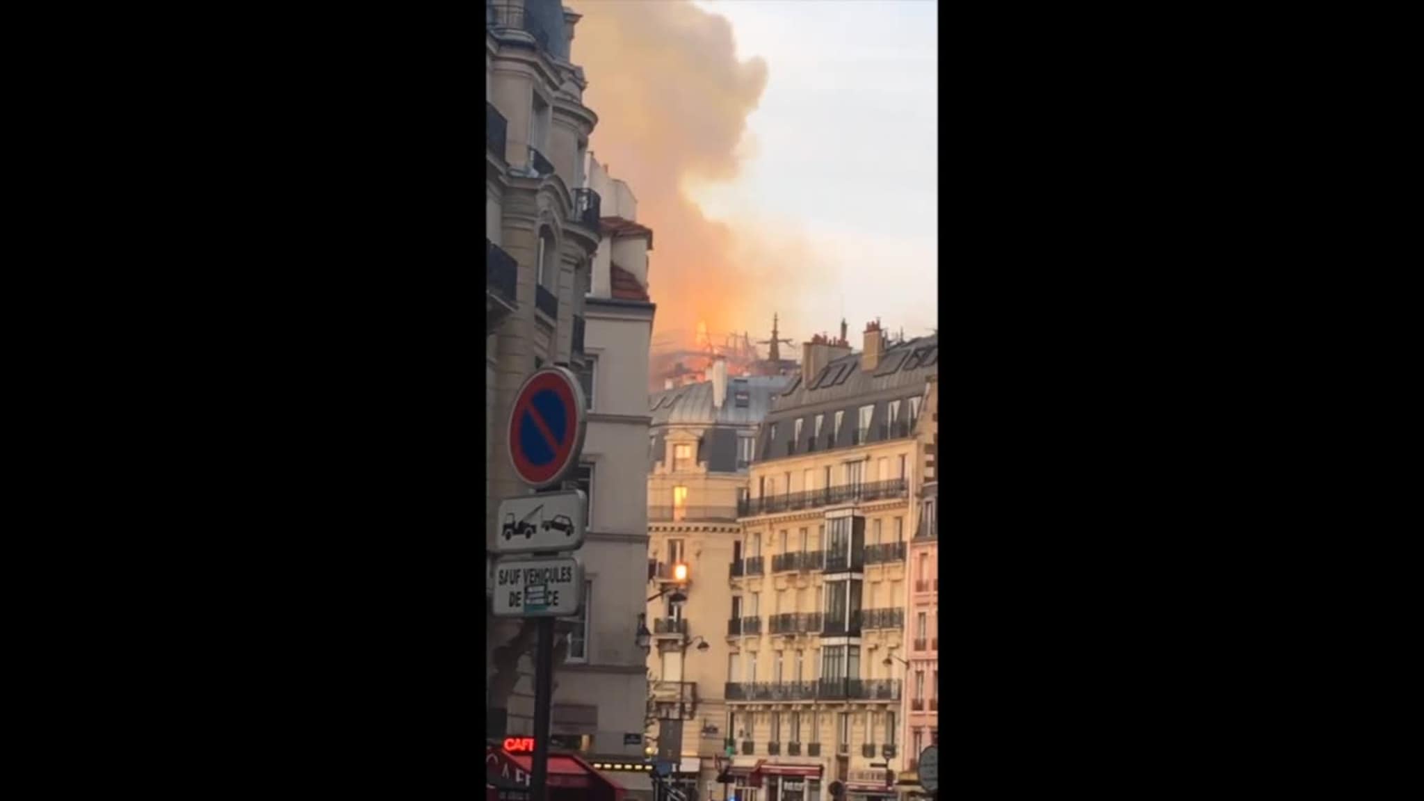 Se filmen kristiansanderen har tatt av brannen i Notre Dame-katedralen