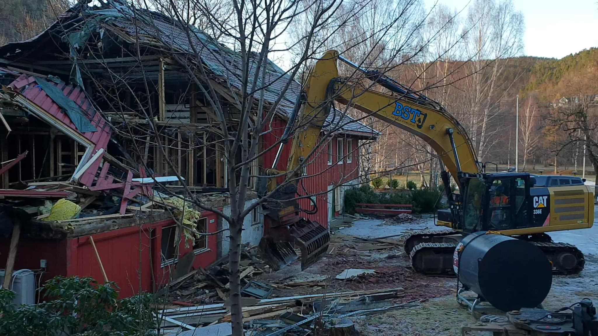 Se gravemaskinen rive Løa