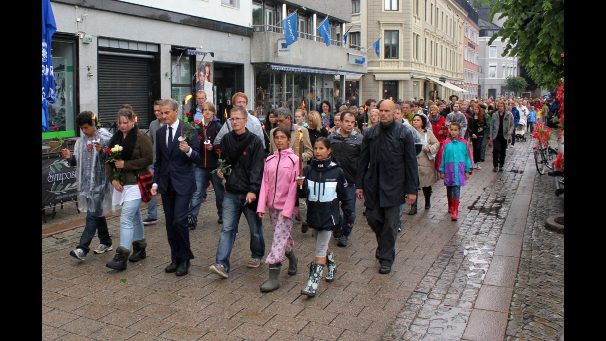 Støre i fakkeltog i Arendal