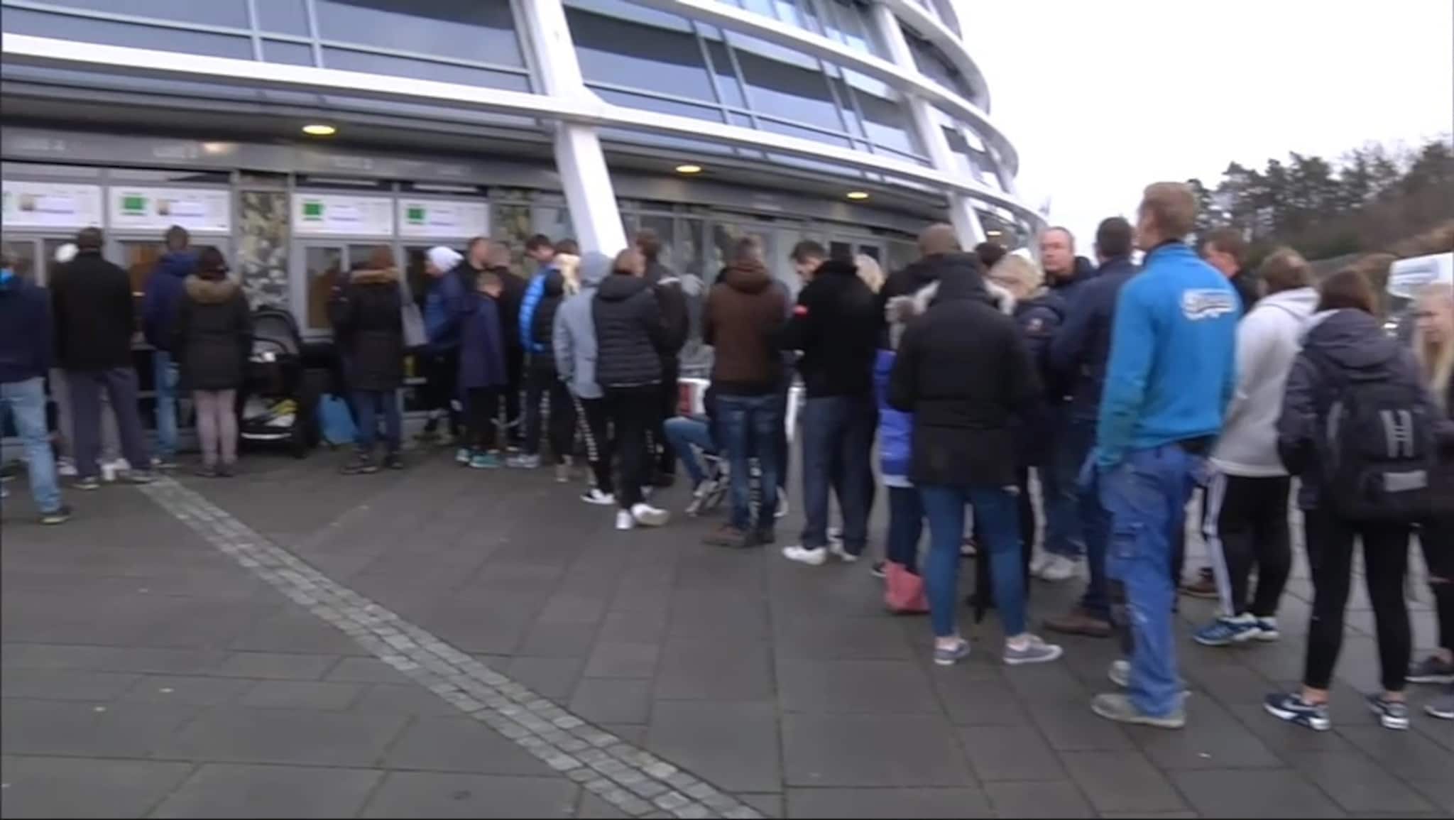 Sto flere timer i kø for å sikre seg billetter til "Slaget på Levermyr"