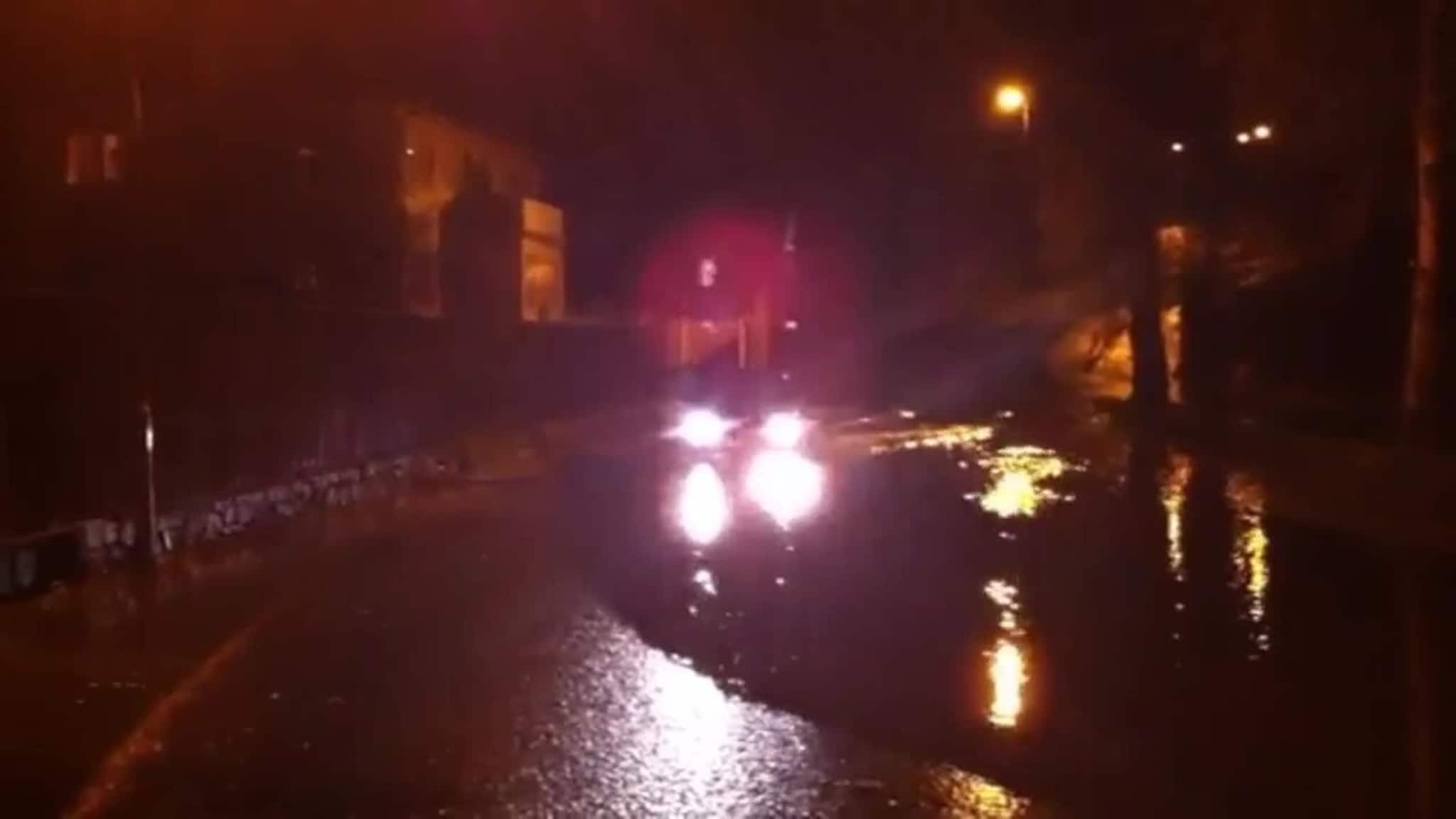 Vannet flommet over vei på Grim