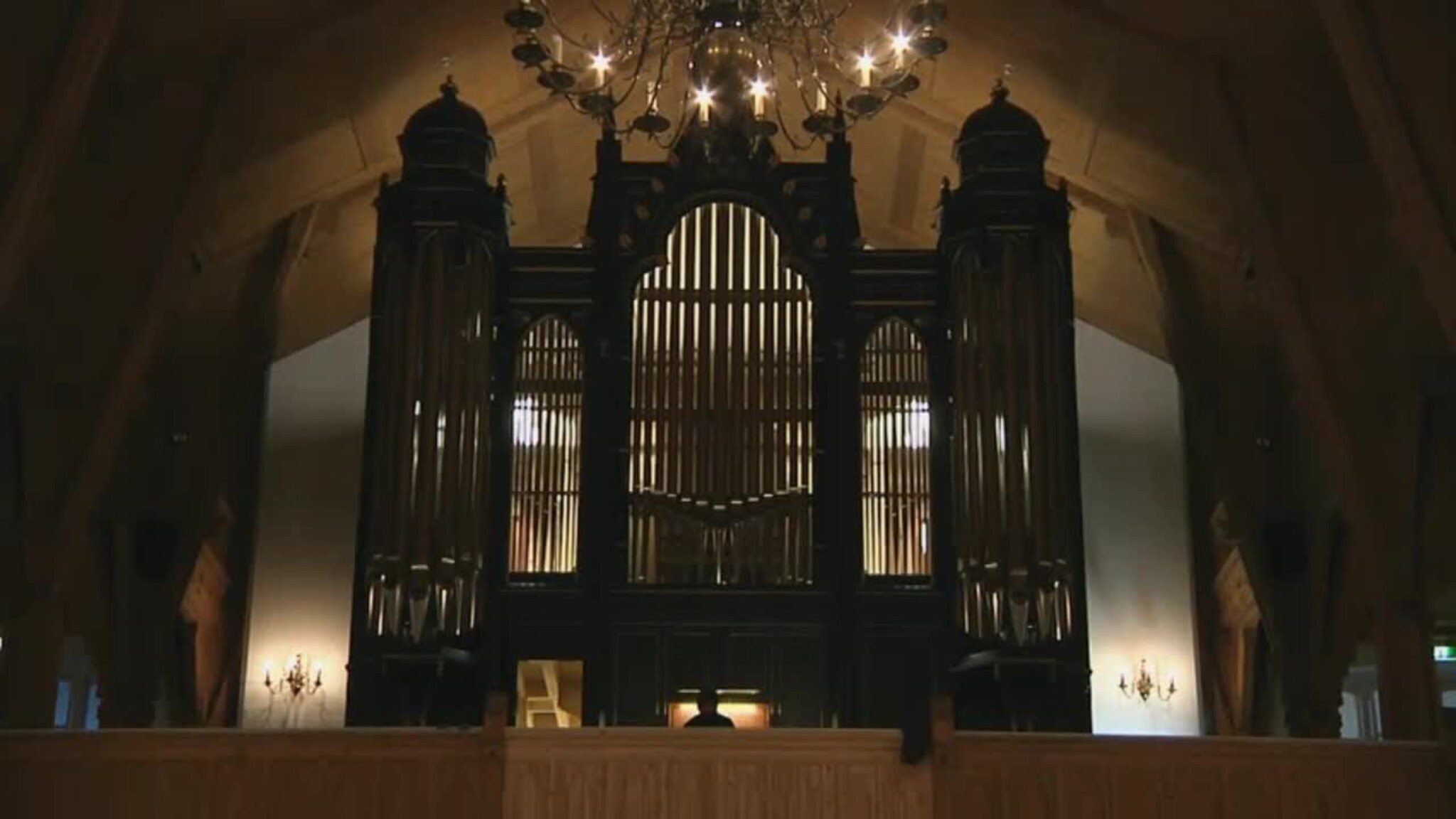 Wilder prøvespiller orgelet